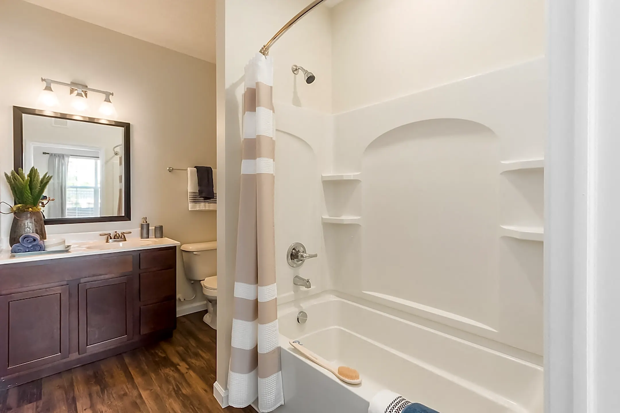 Overland Park 201 Courtright East Road Pickerington, OH Apartments