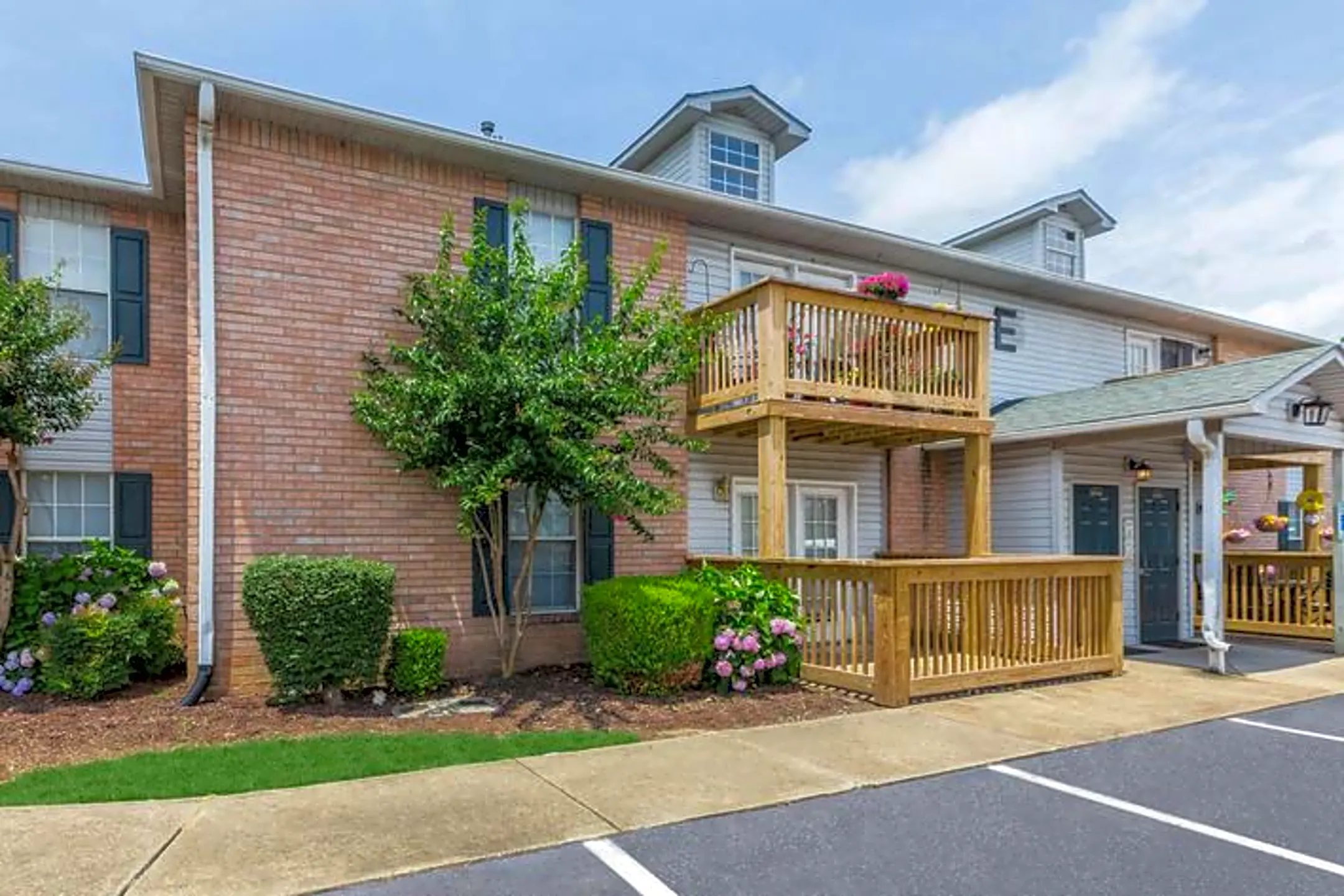 Whispering Oaks Jackson 1985 Campbell St Jackson, TN Apartments