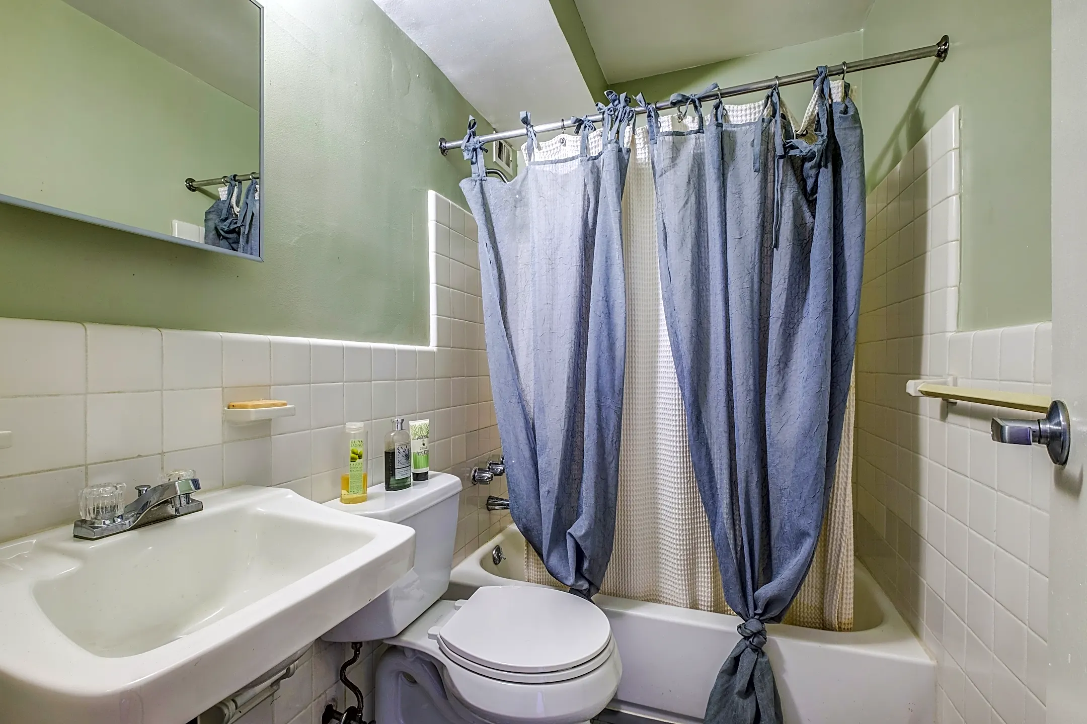 Bathroom - Apartments At 1220 - Philadelphia, PA