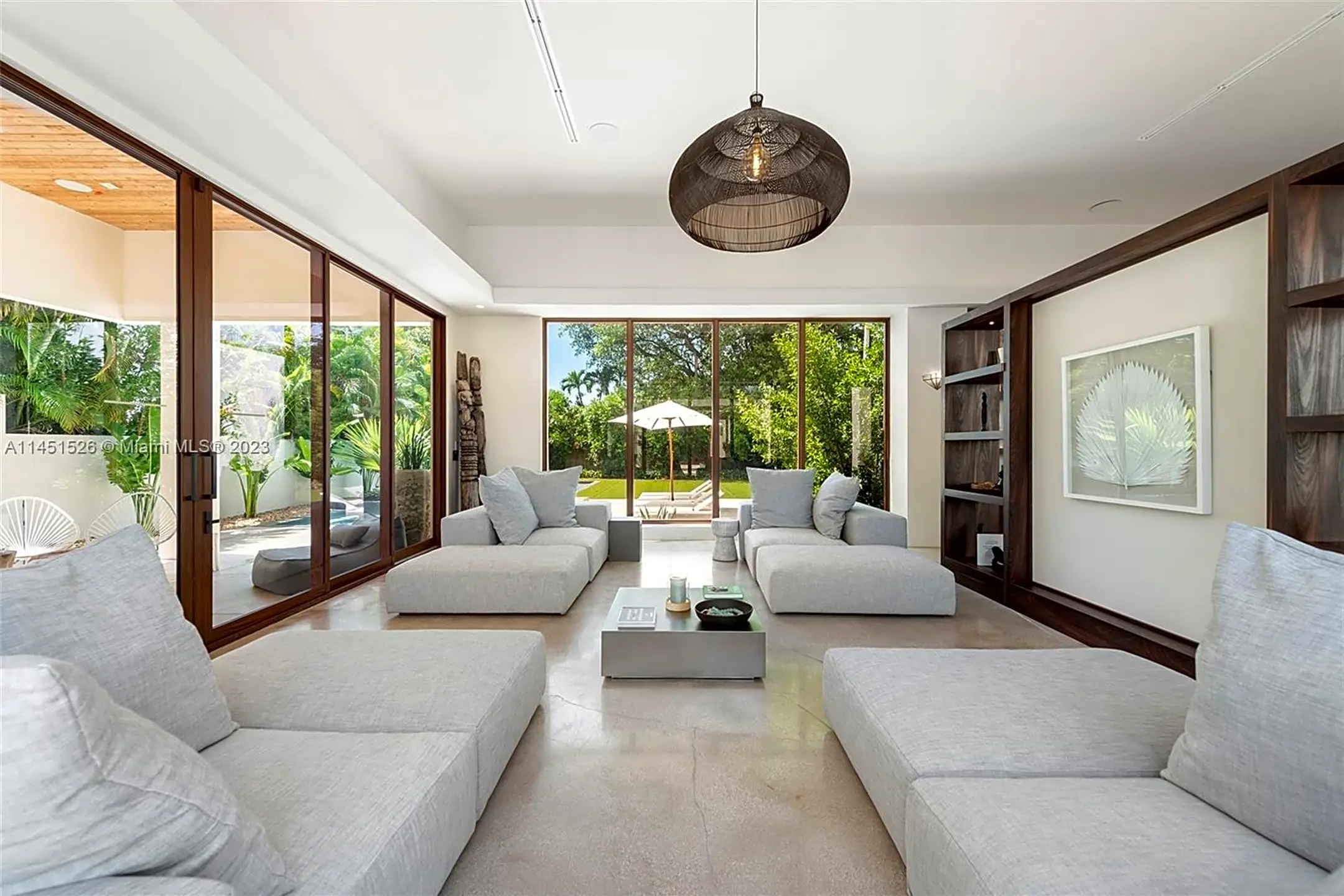 Living Room - 958 NE 84th St - Miami, FL