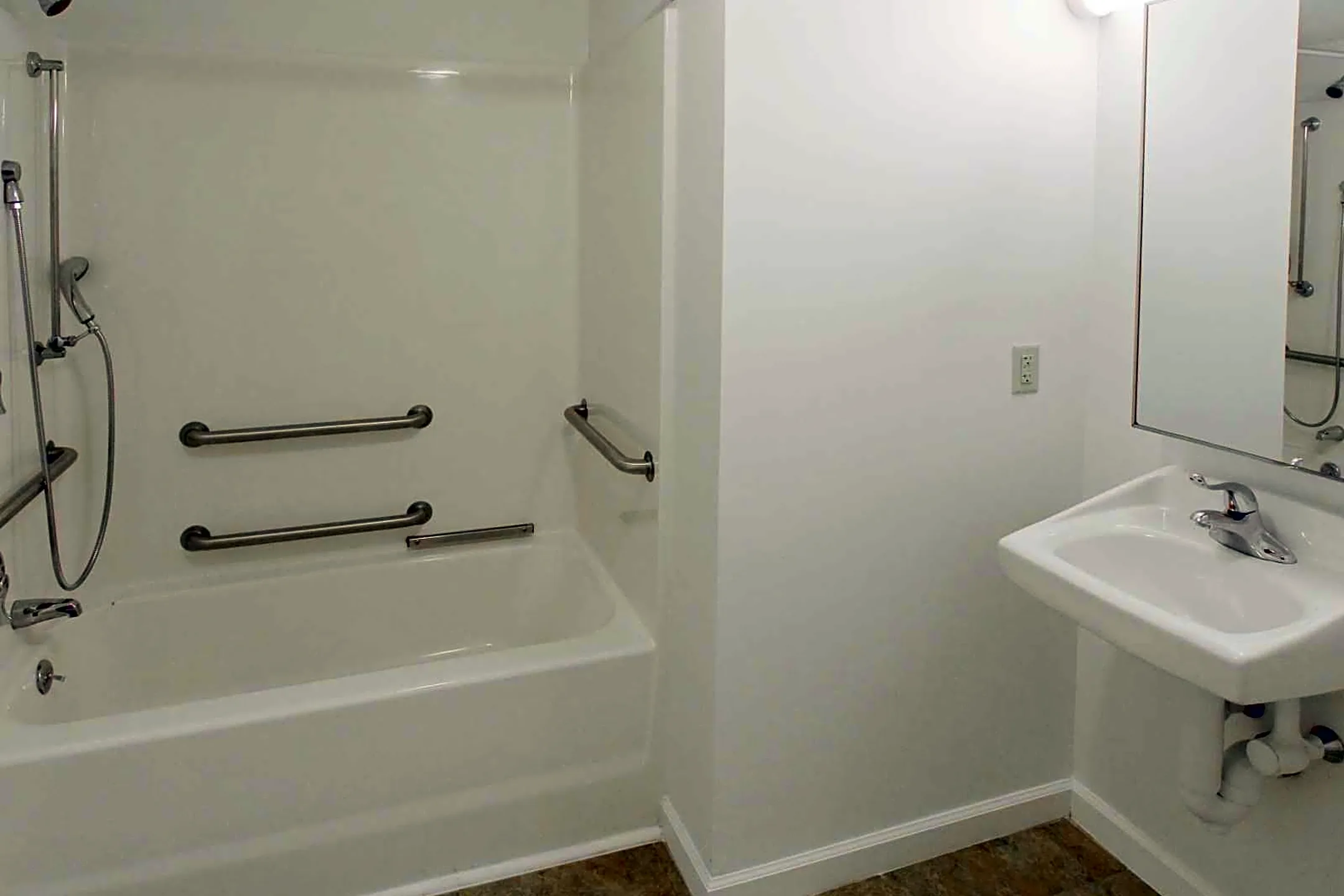 Bathroom - Summitwoods II - Norwich, CT