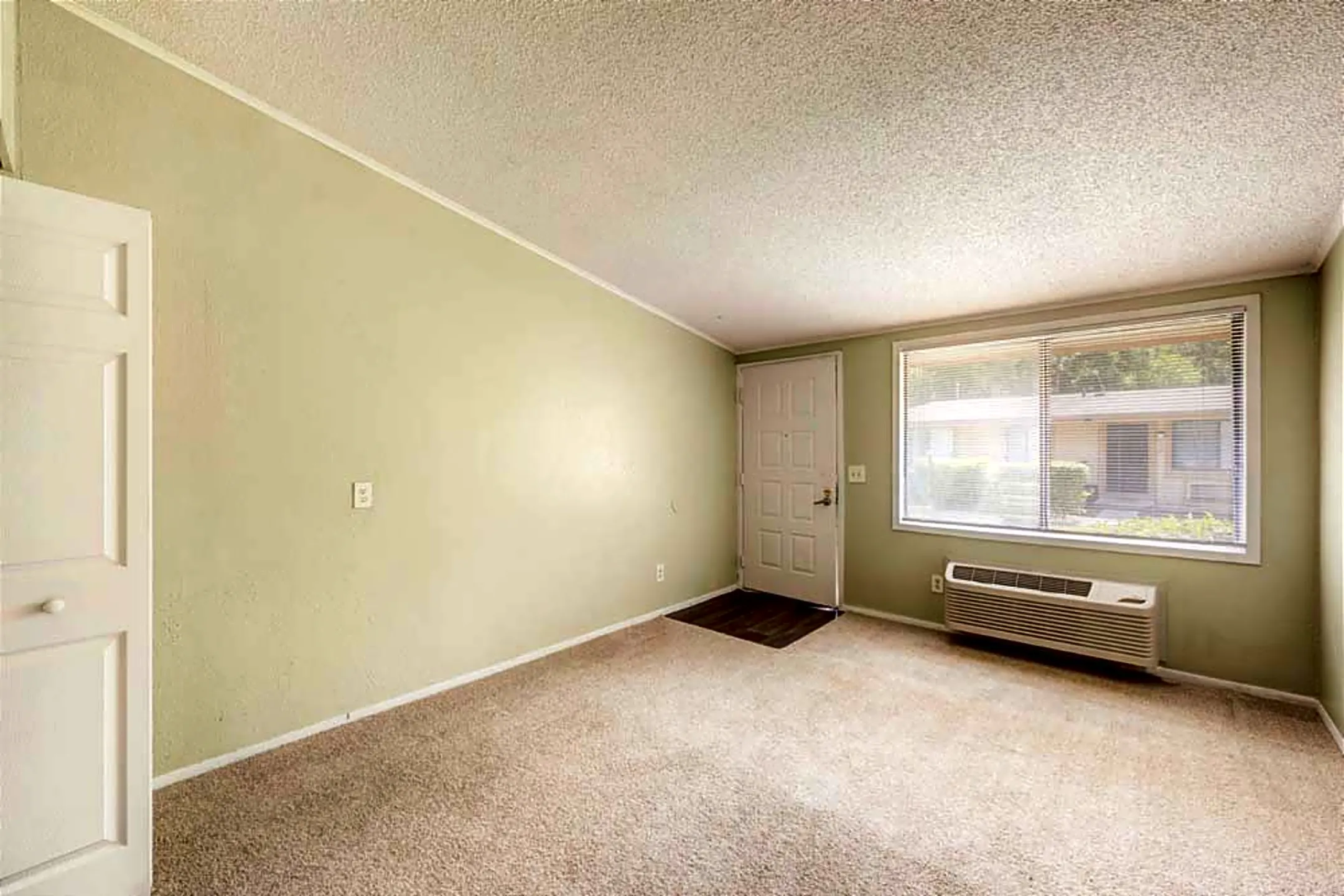 Pelican Pointe Apartments 1333 Dunn Ave Jacksonville, FL Apartments