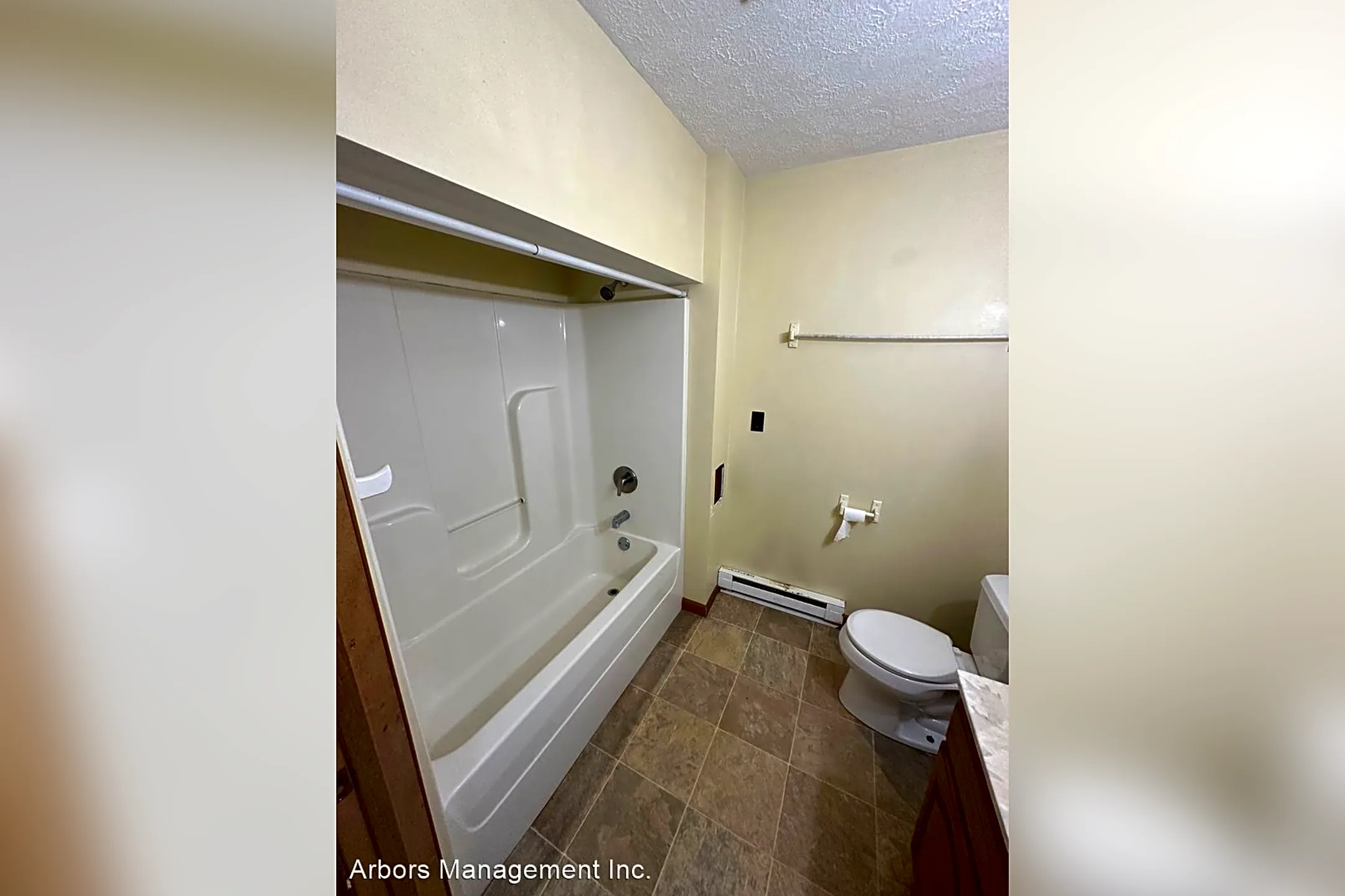 Bathroom - 1154 Walnut St - Stoneboro, PA