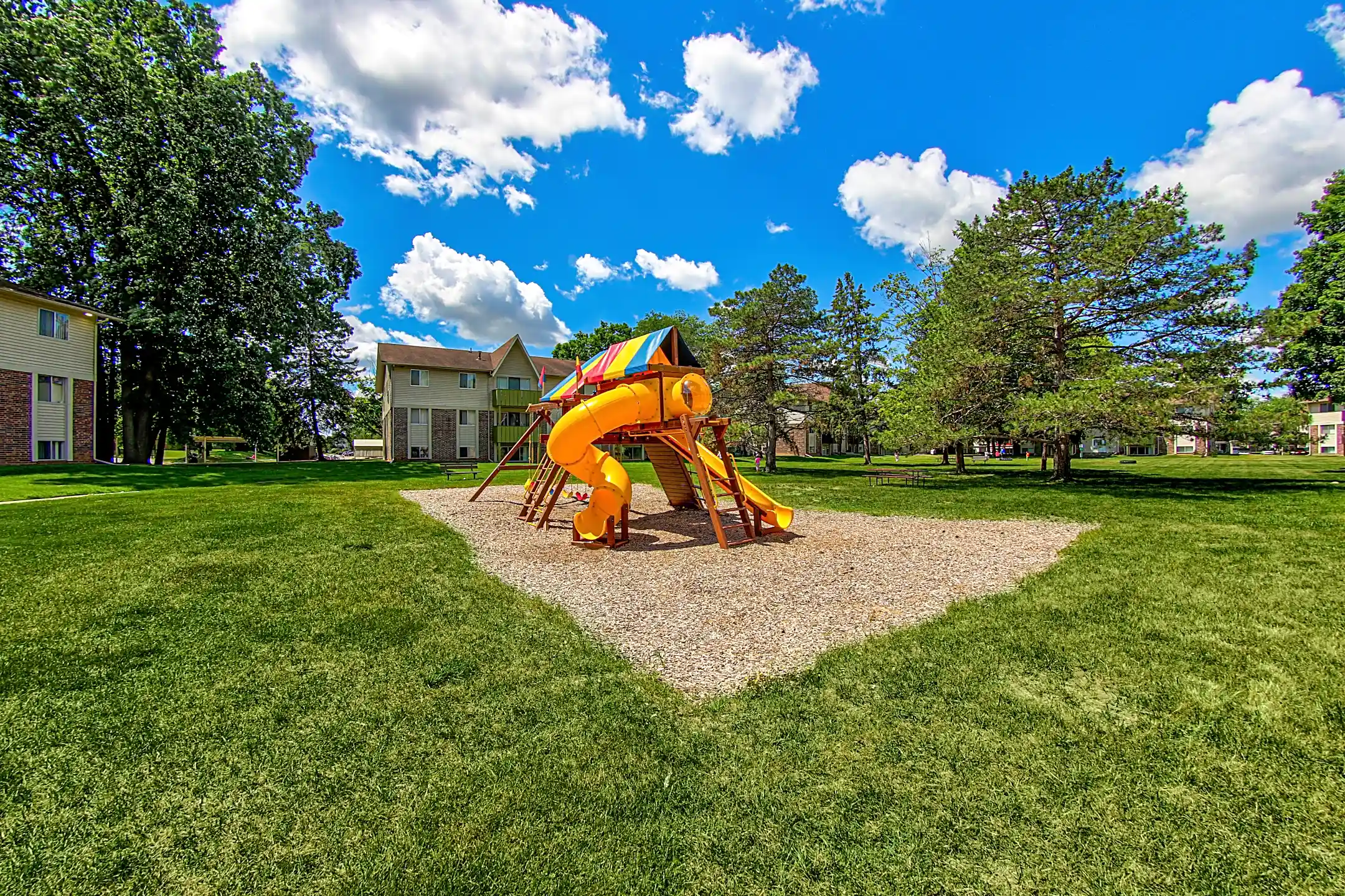 Castle Pointe Apartments 3075 Endenhall Way East Lansing, MI for