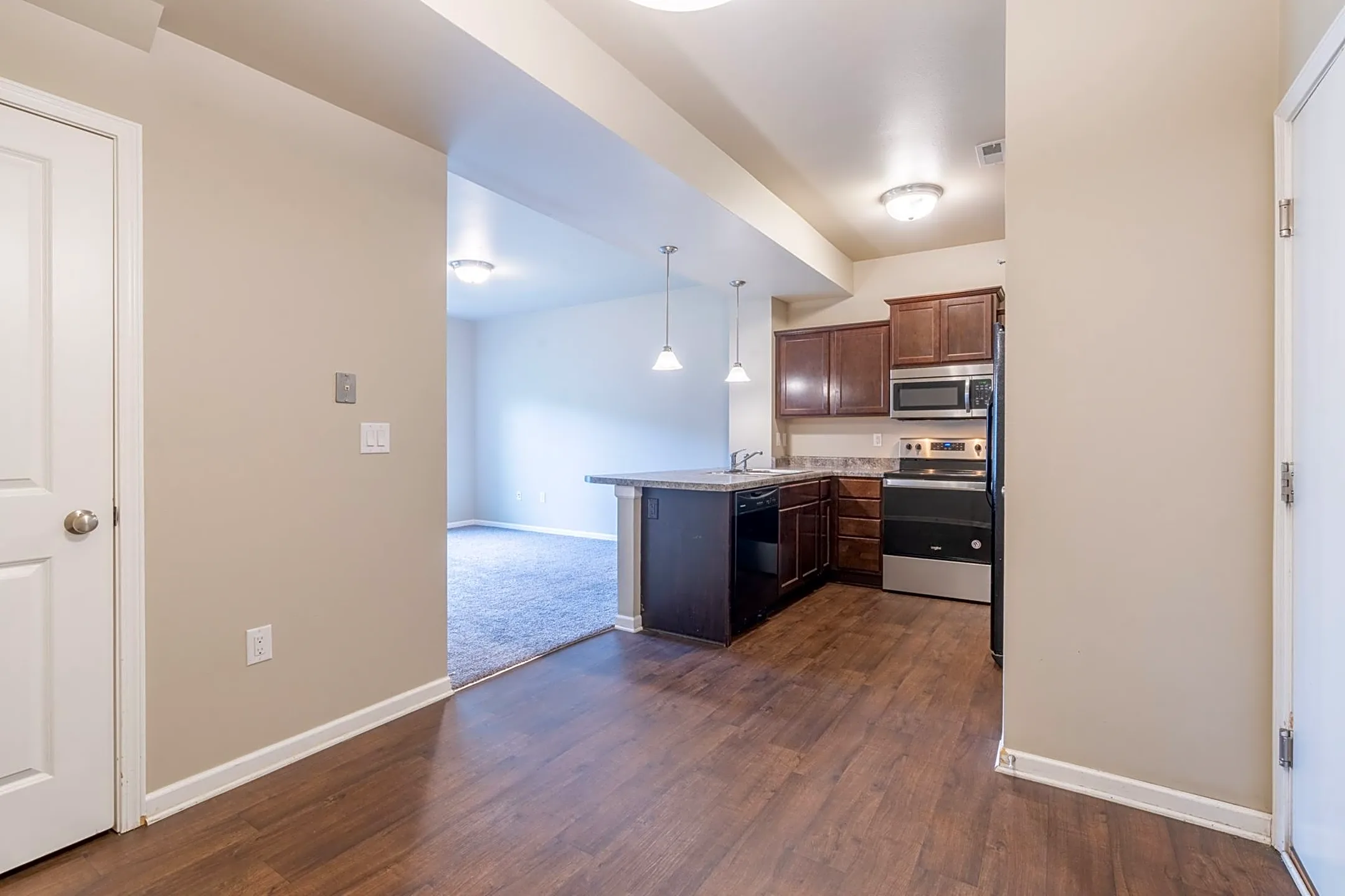 Beautiful 3 Bedroom 2.5 Bathroom Townhouse for RENT! Apartments