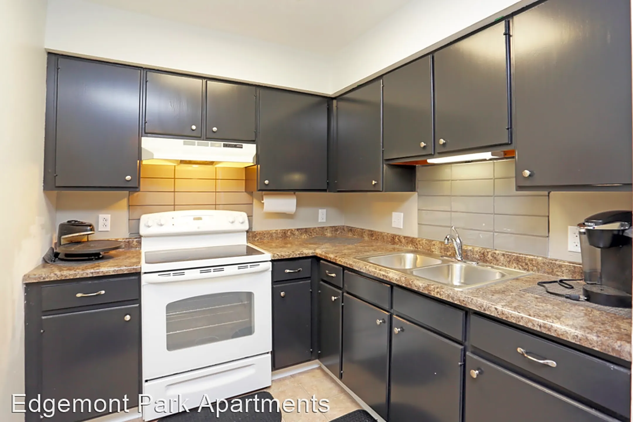 Kitchen - Edgemont Park Apartments - Waterloo, IA