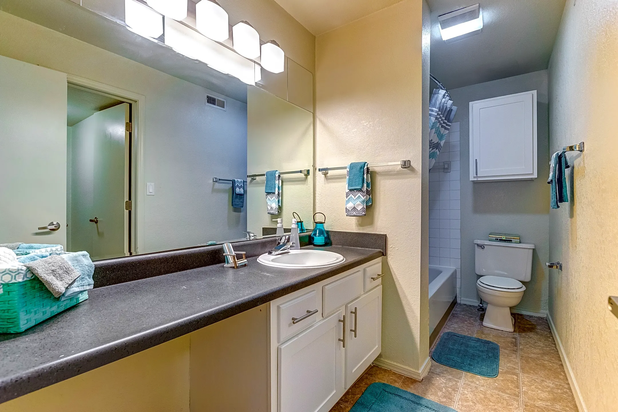 Ashley Square Apartments 5501 Aurora Ave Des Moines, IA Apartments