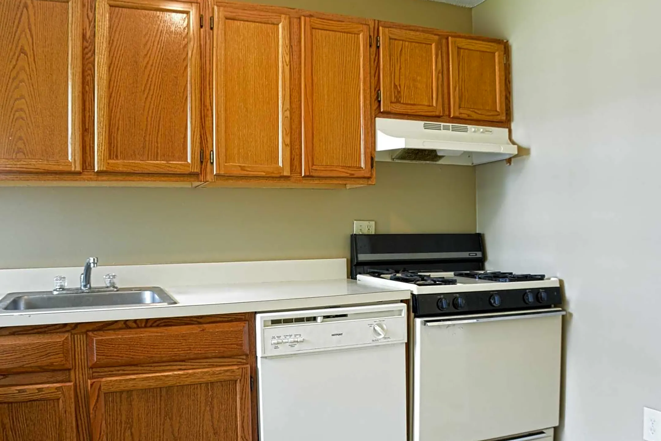 Kitchen - Salem and Gloucester Village Apartments - Newington, CT