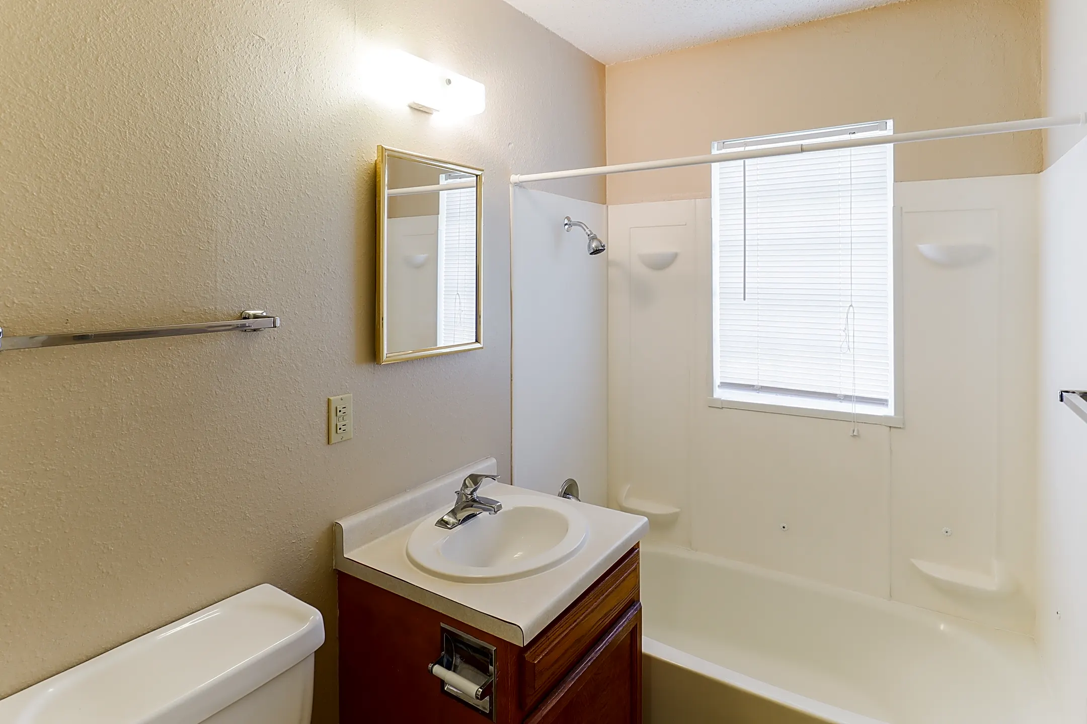 Parklane Apartments 5123 E Lincoln St Wichita, KS Apartments for