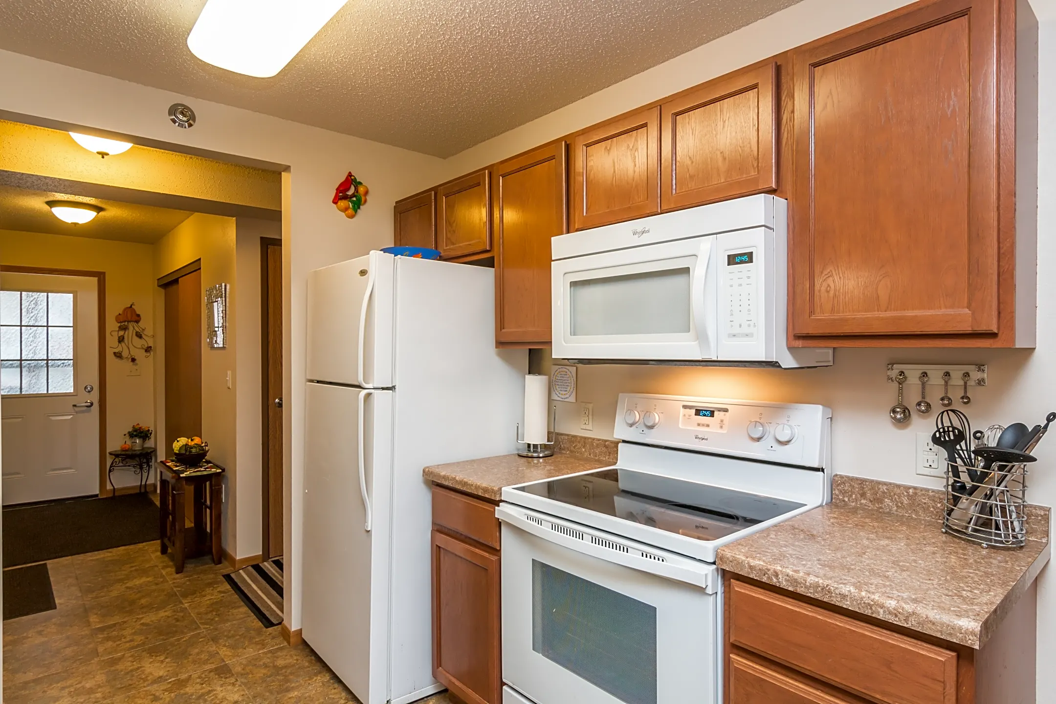 Kitchen - Dakota Commons Townhomes and Apartments - West Fargo, ND