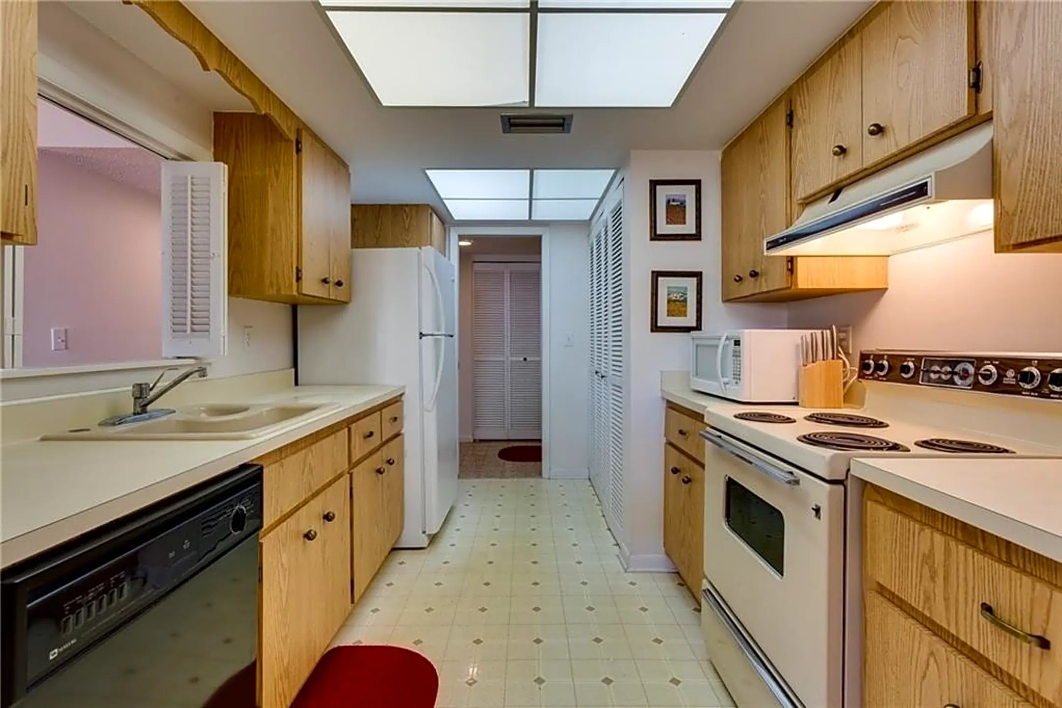 Kitchen - 910 E Causeway Blvd #B5 - Vero Beach, FL