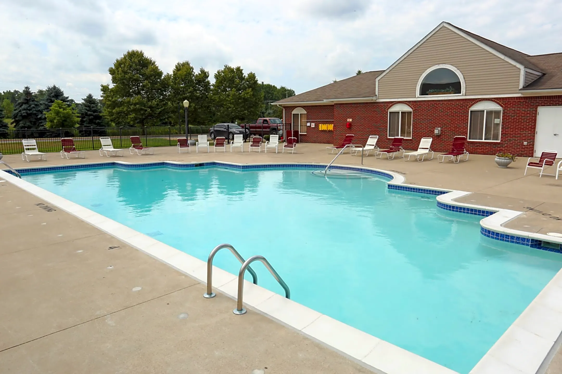 Blackberry Creek Village Apartments - Burton, MI 48519