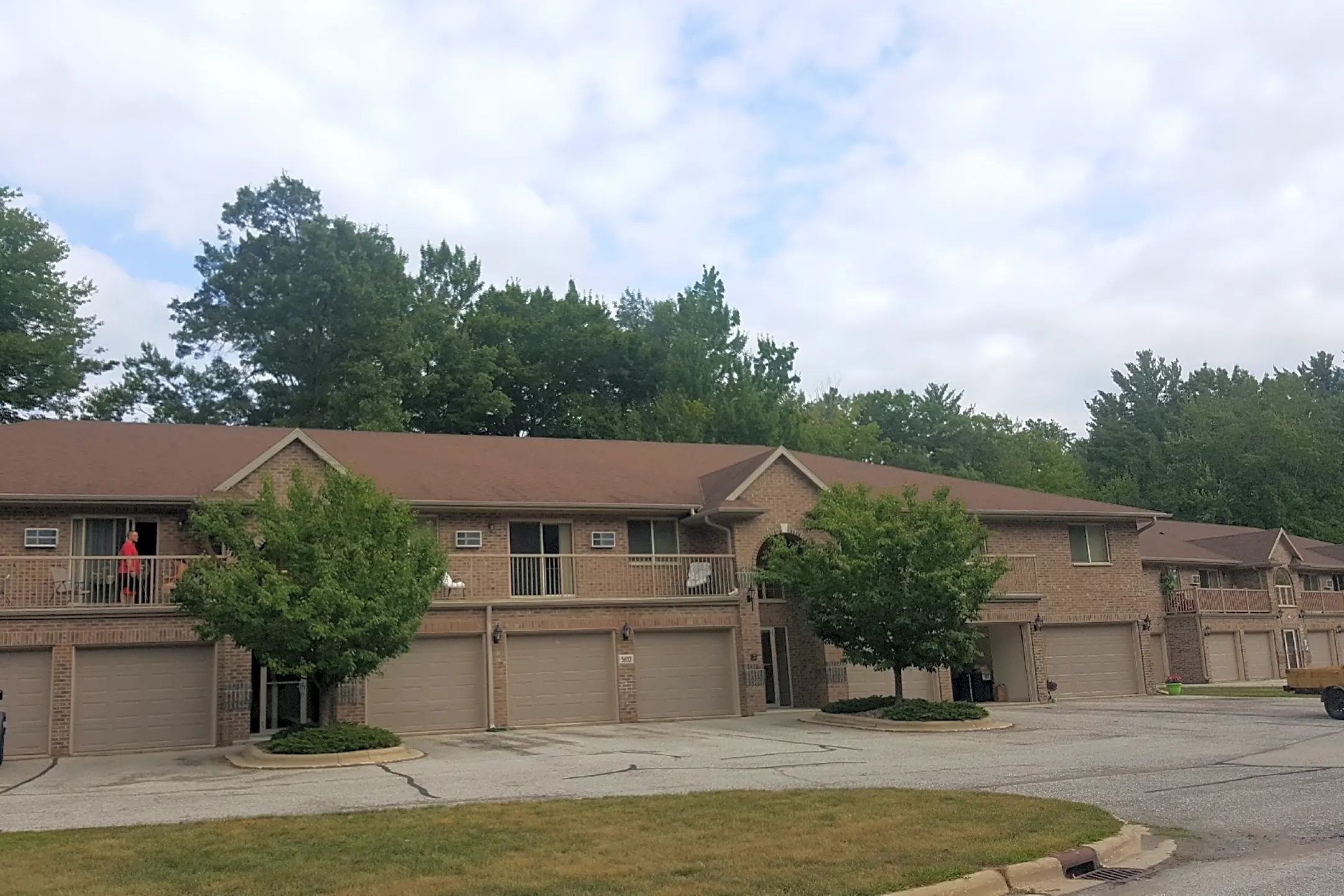 Snowshoe Estates 3654 Veterans Avenue Suamico, WI Apartments for