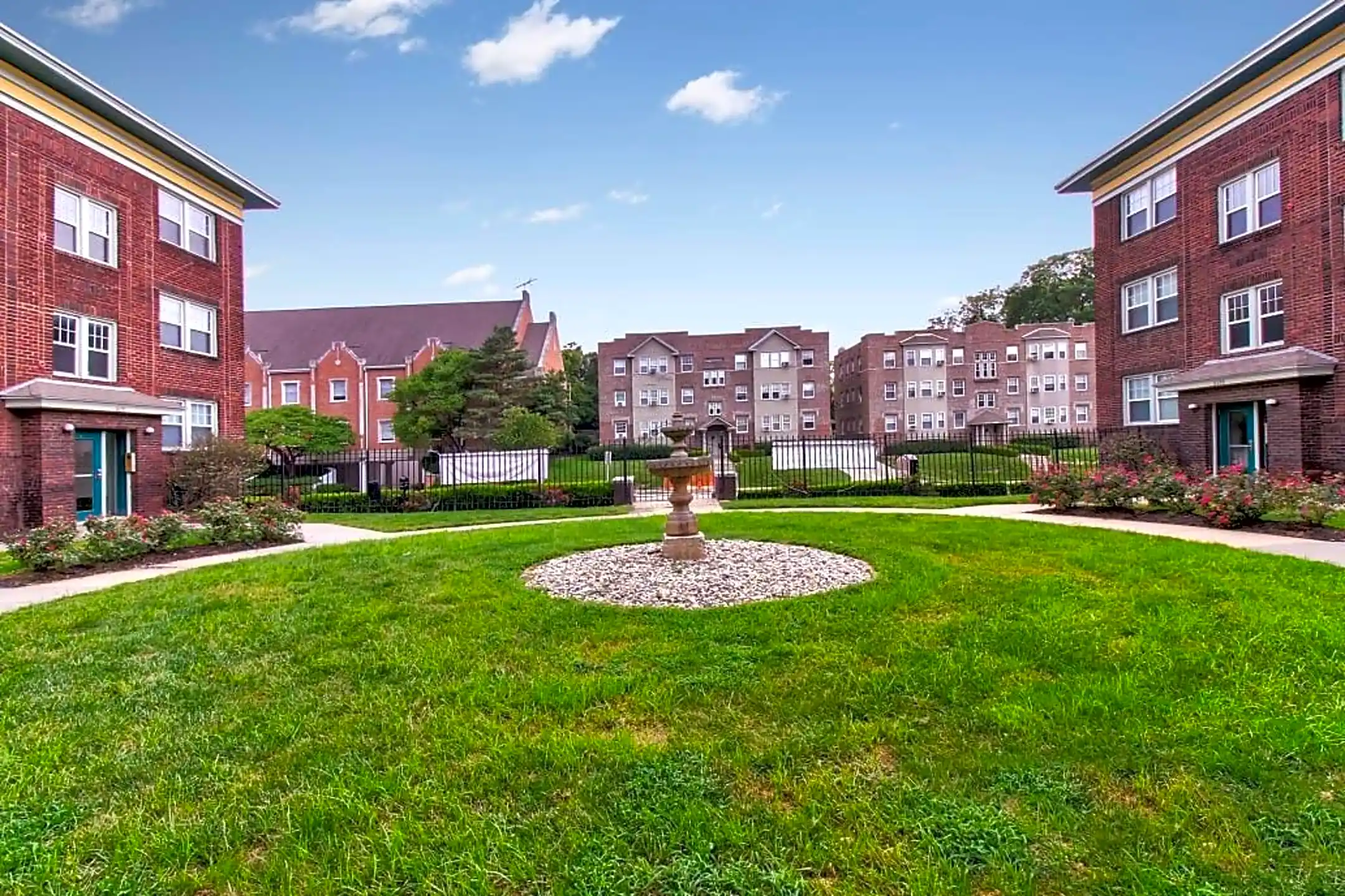 Roanoke Court Apartments Kansas City, MO 64111