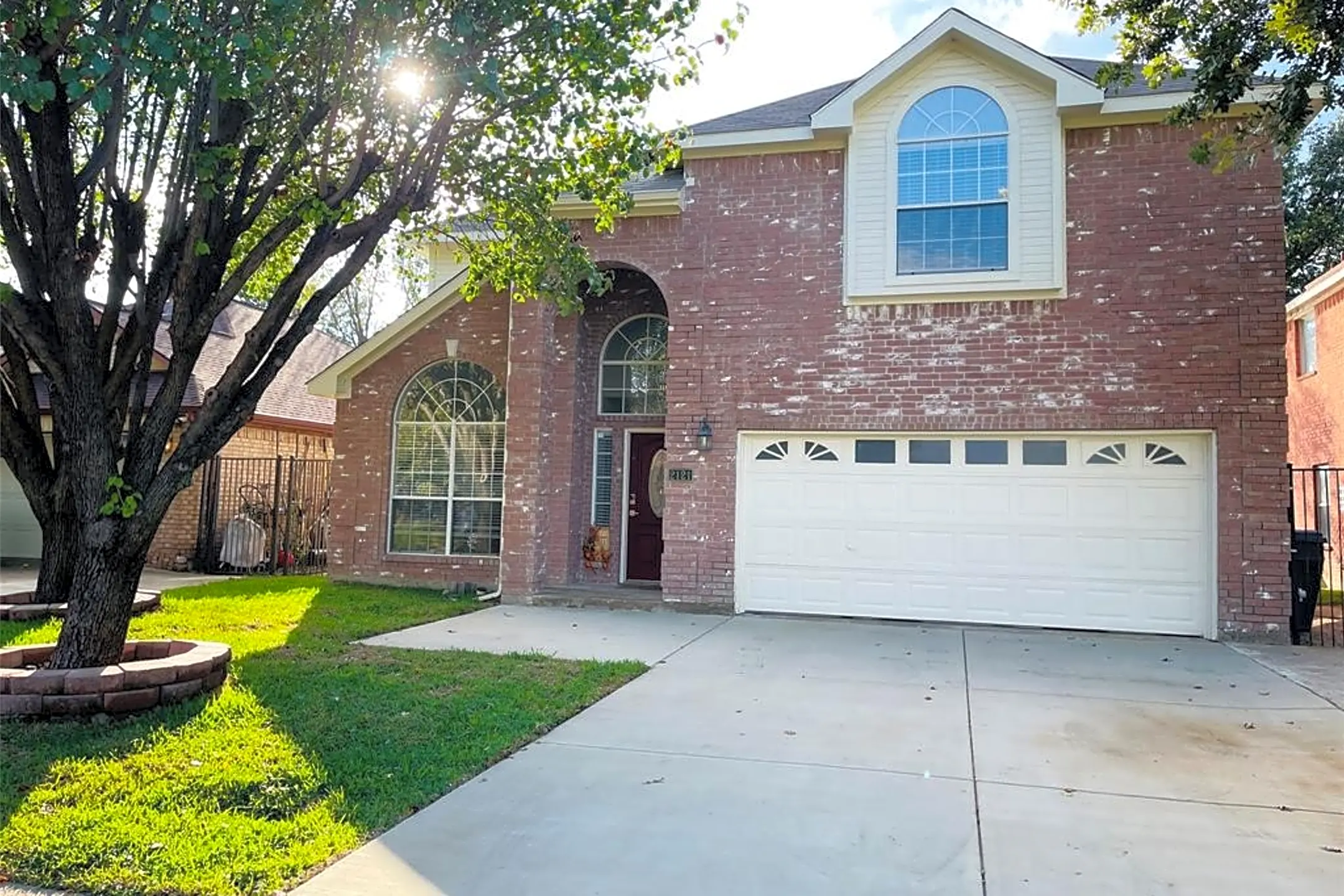 Building - 2121 Bay View Dr - Irving, TX