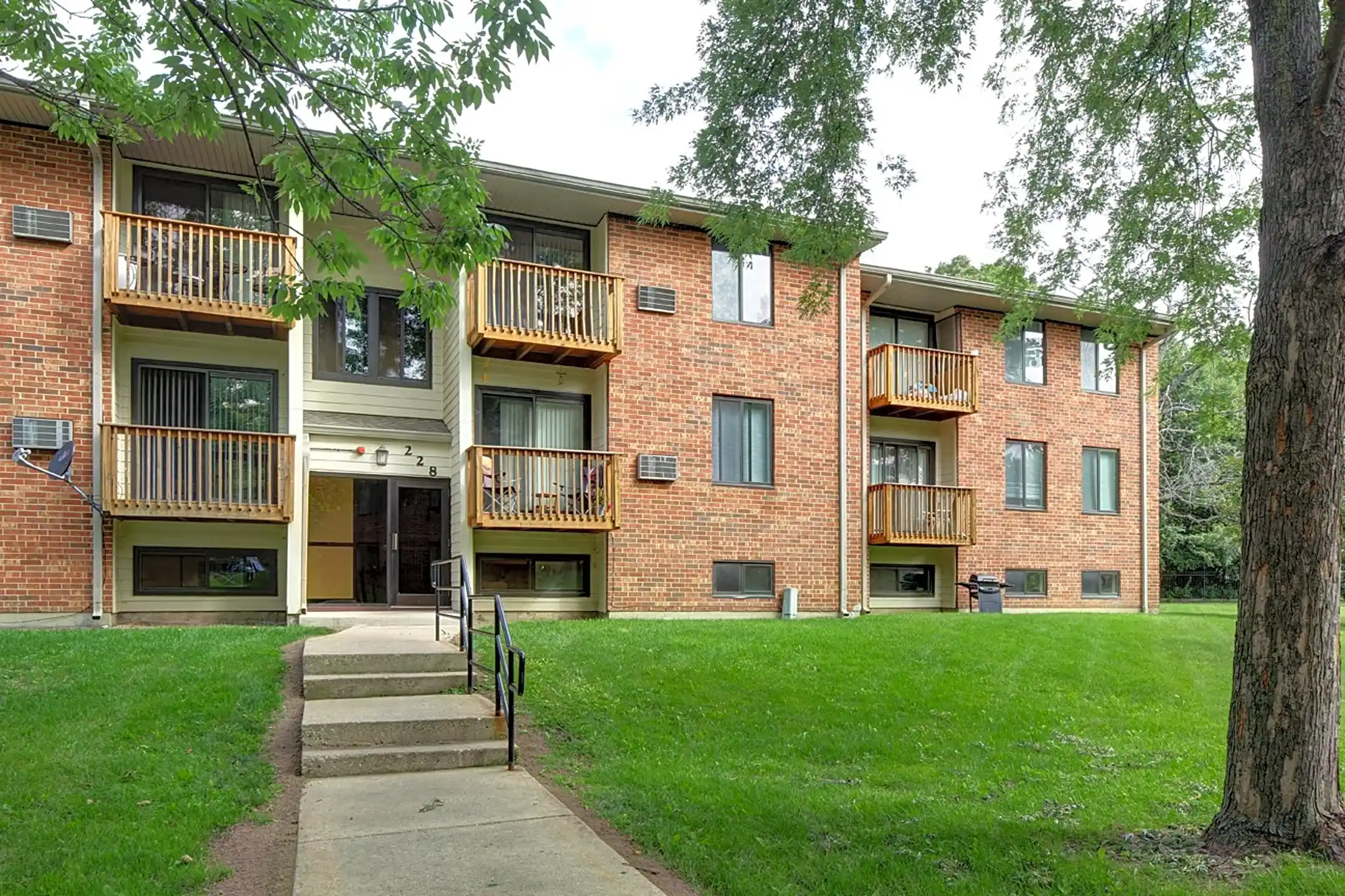 Rosewood Apartments Round Lake, IL 60073