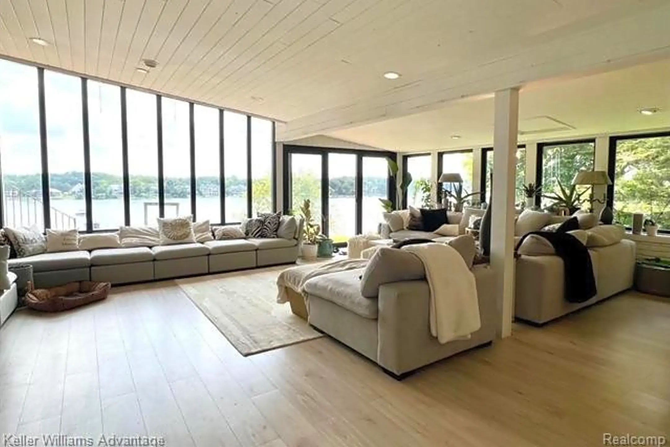 Living Room - 6005 Upper Straits Blvd - West Bloomfield, MI