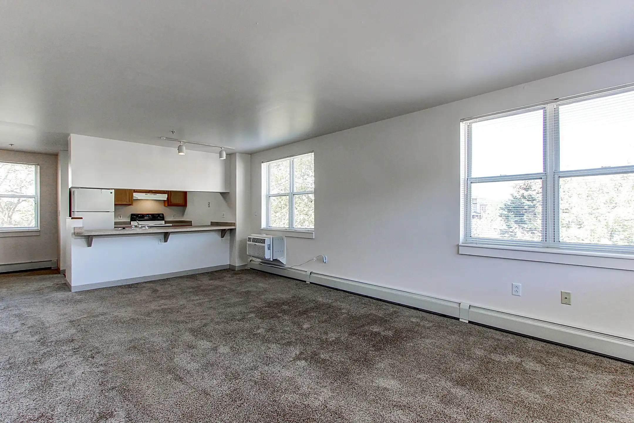 Living Room - Oak Hill Apartments - Pittsburgh, PA
