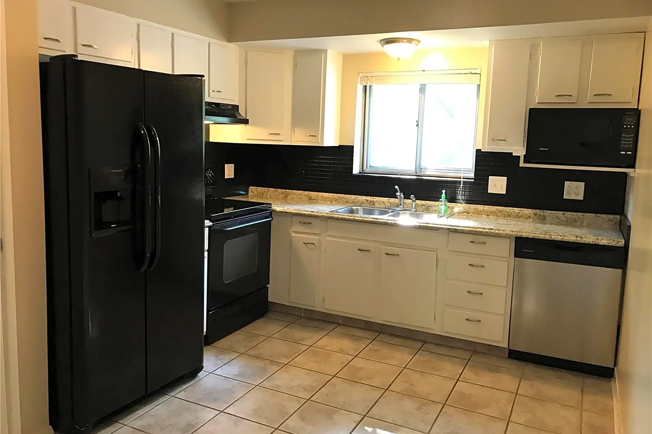 Kitchen - 1119 Port Diane Dr - Saint Louis, MO