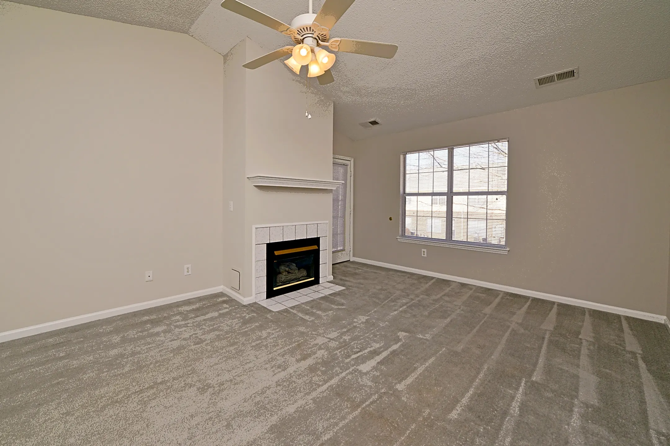 Living Room - Meridian Park Apartments - Greenville, NC