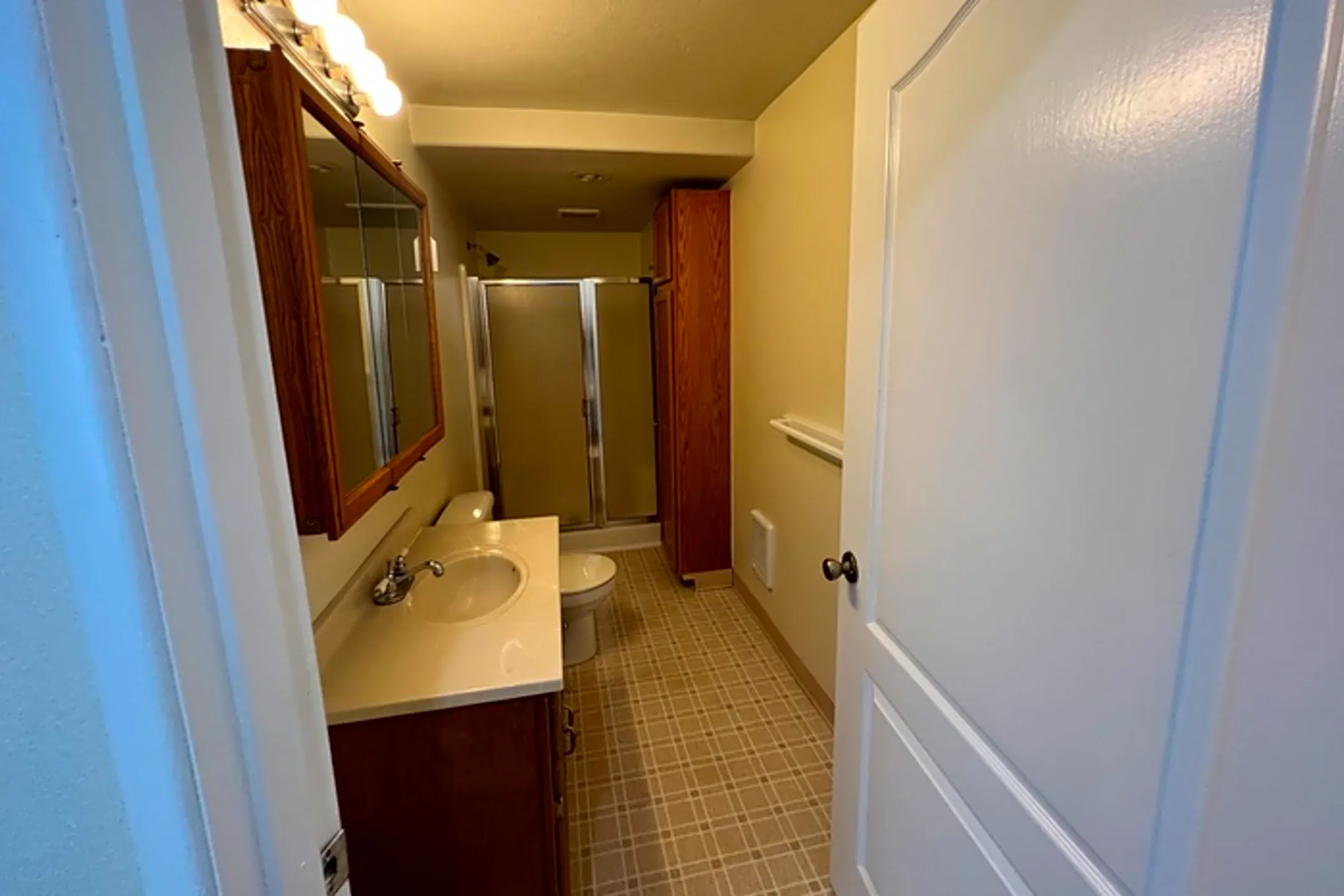 Bathroom - 173 NE Hwy 20 - Toledo, OR