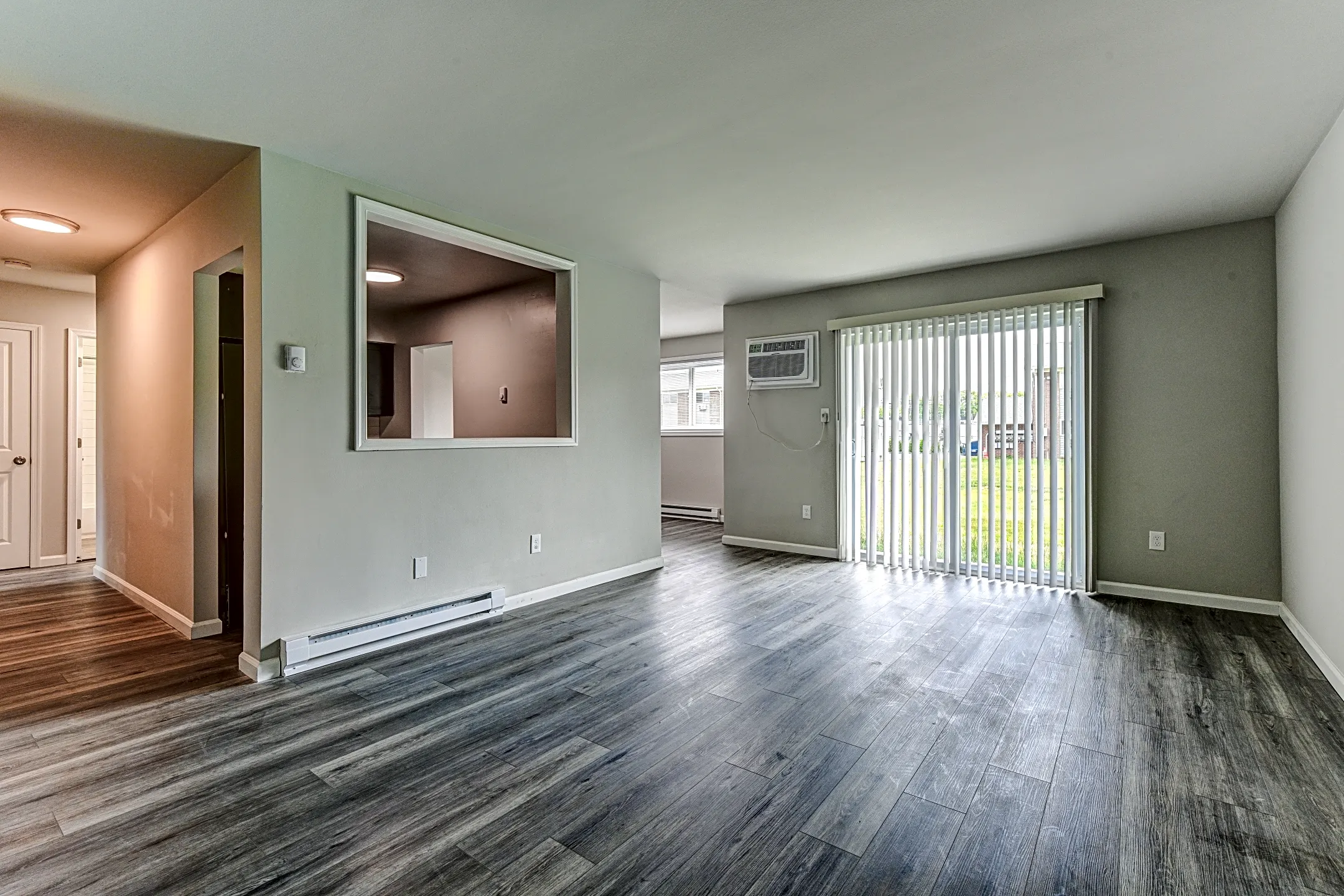 Living Room - Meadowview Apartments. - Pennsville, NJ