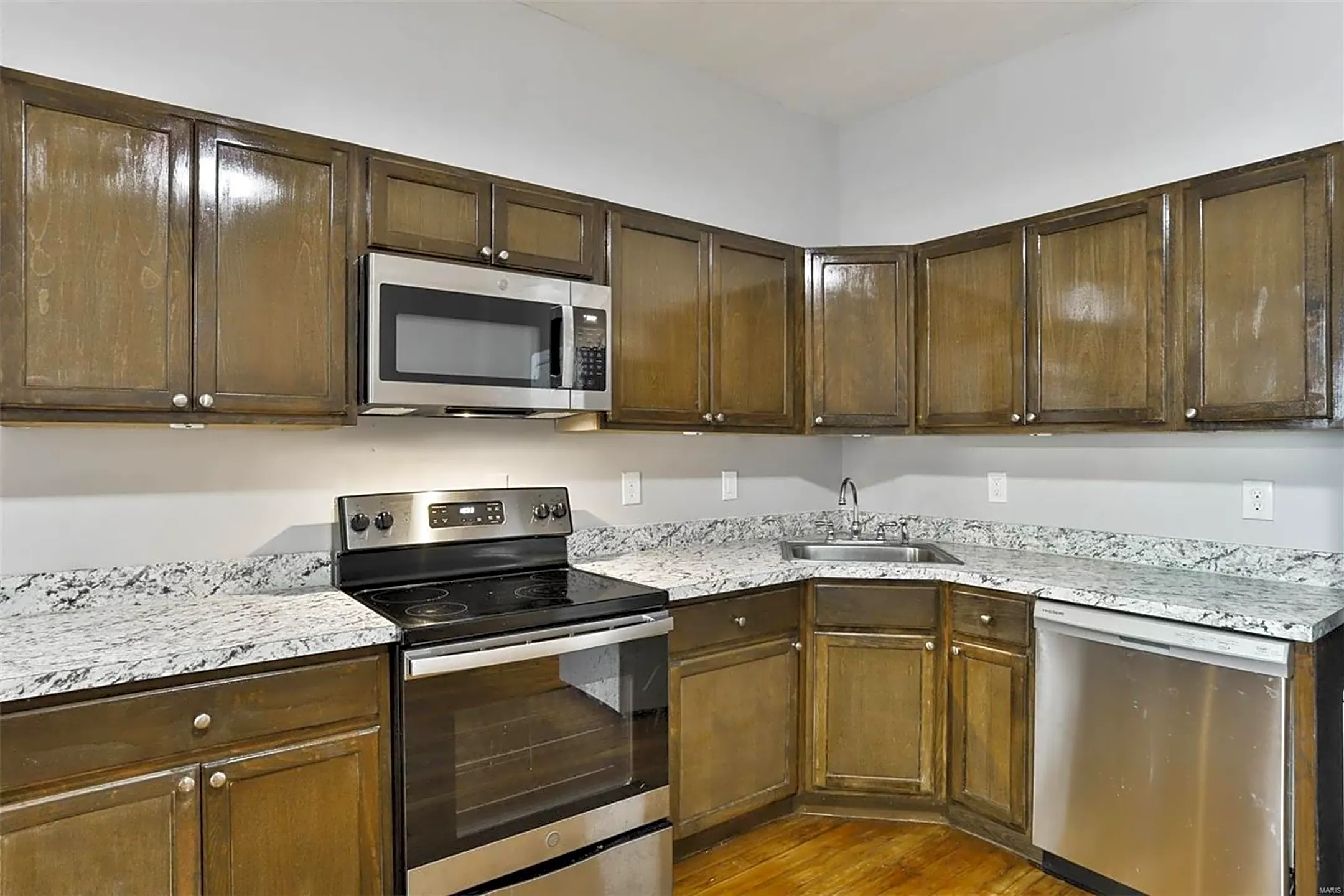 Kitchen - 1850-1852 Russell Blvd - Saint Louis, MO