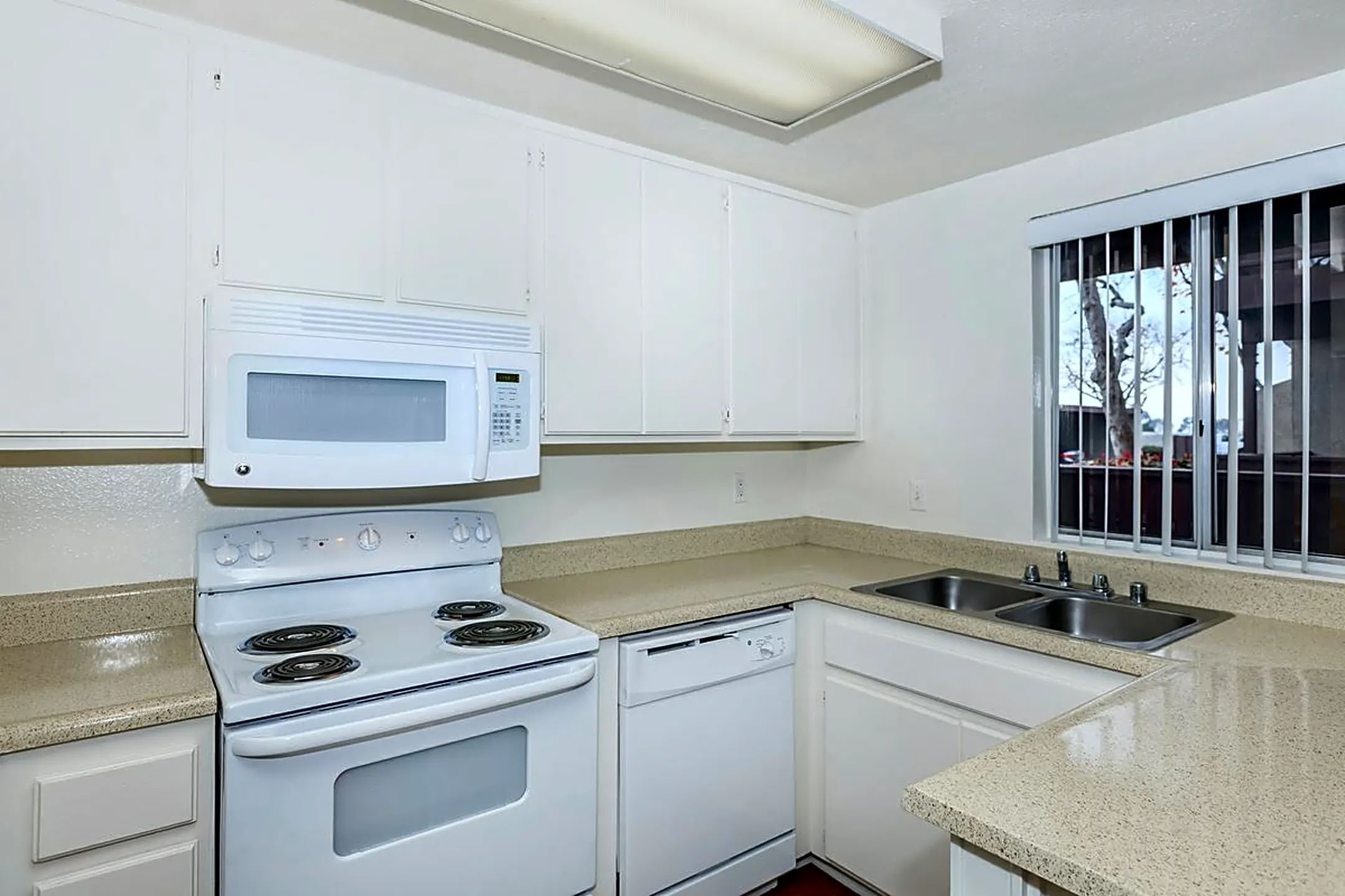 Kitchen - Mountain View Apartment Homes - Upland, CA
