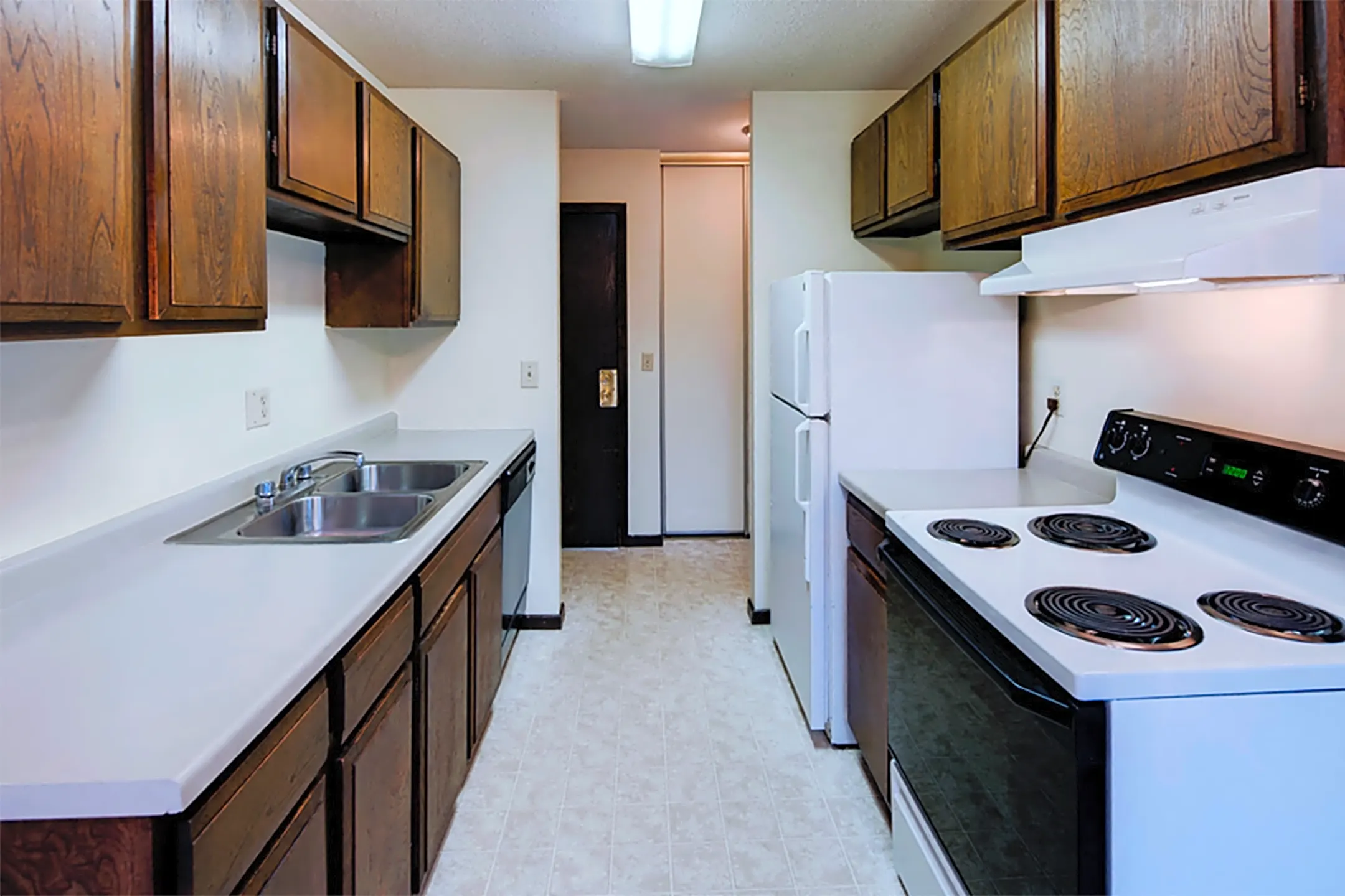 Kitchen - Lamplighter Village Apartments - Saint Paul, MN