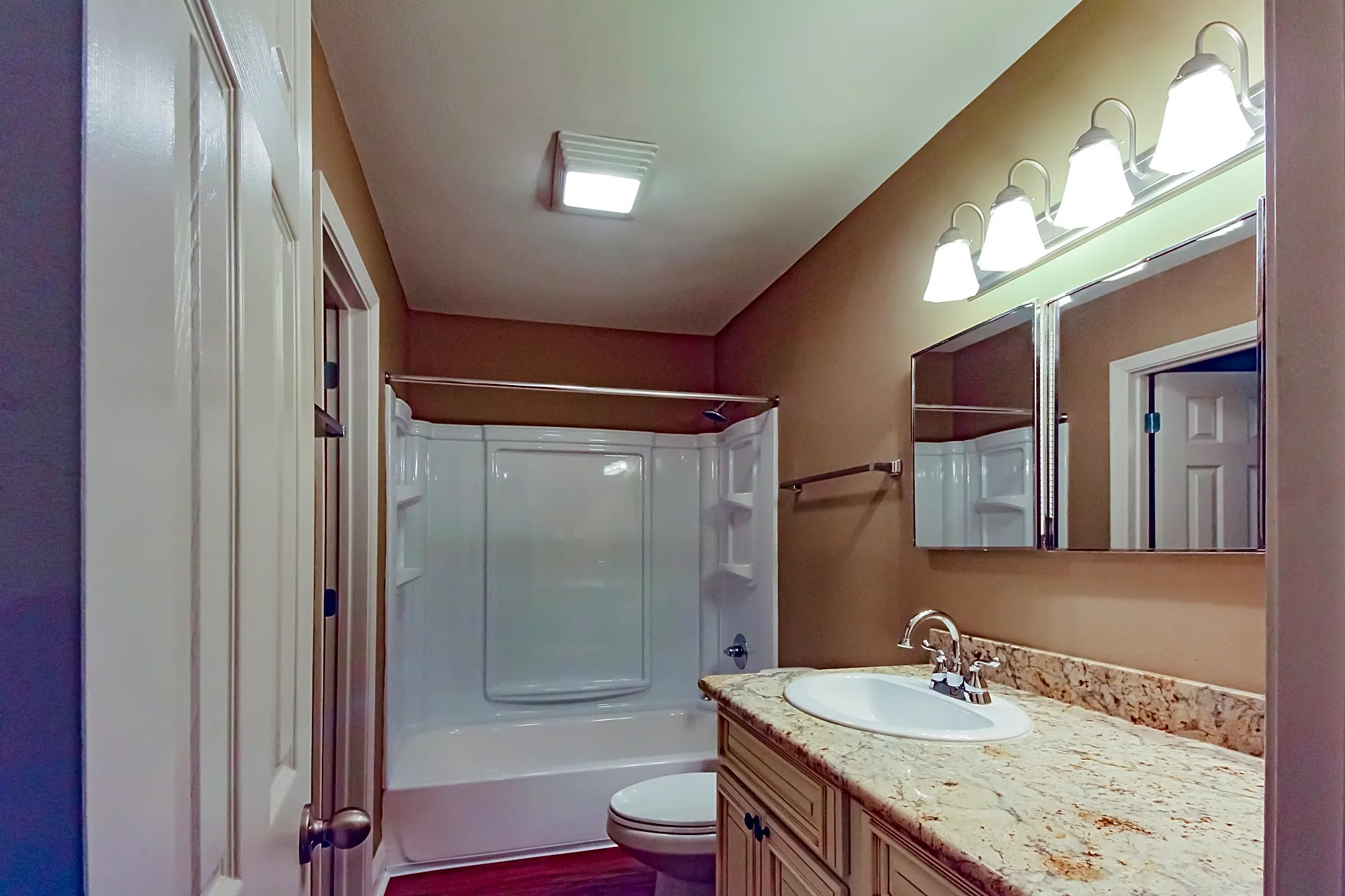 Bathroom - Gatehouse Apartments - Metairie, LA
