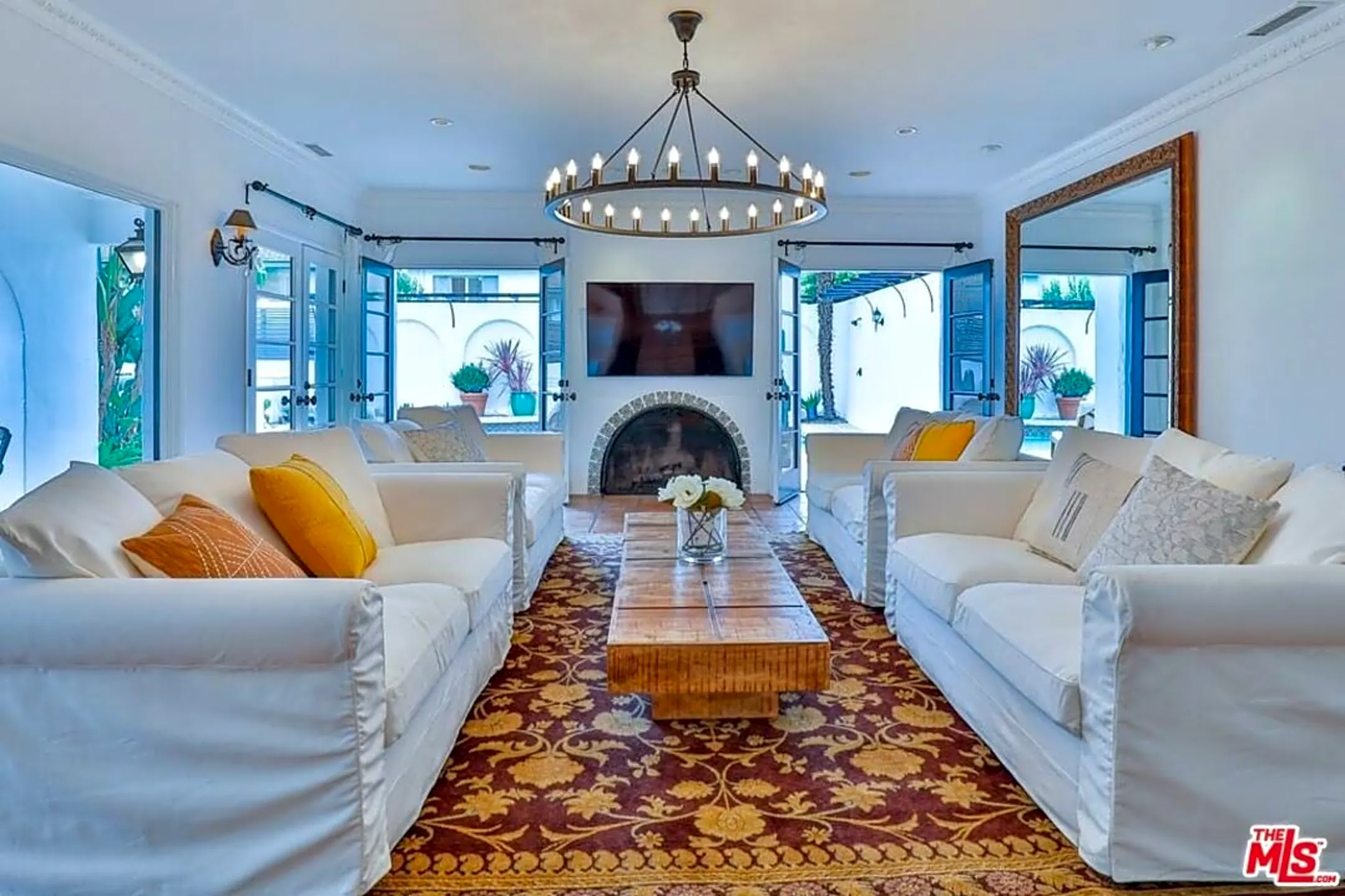 Living Room - 13926 Magnolia Blvd - Los Angeles, CA