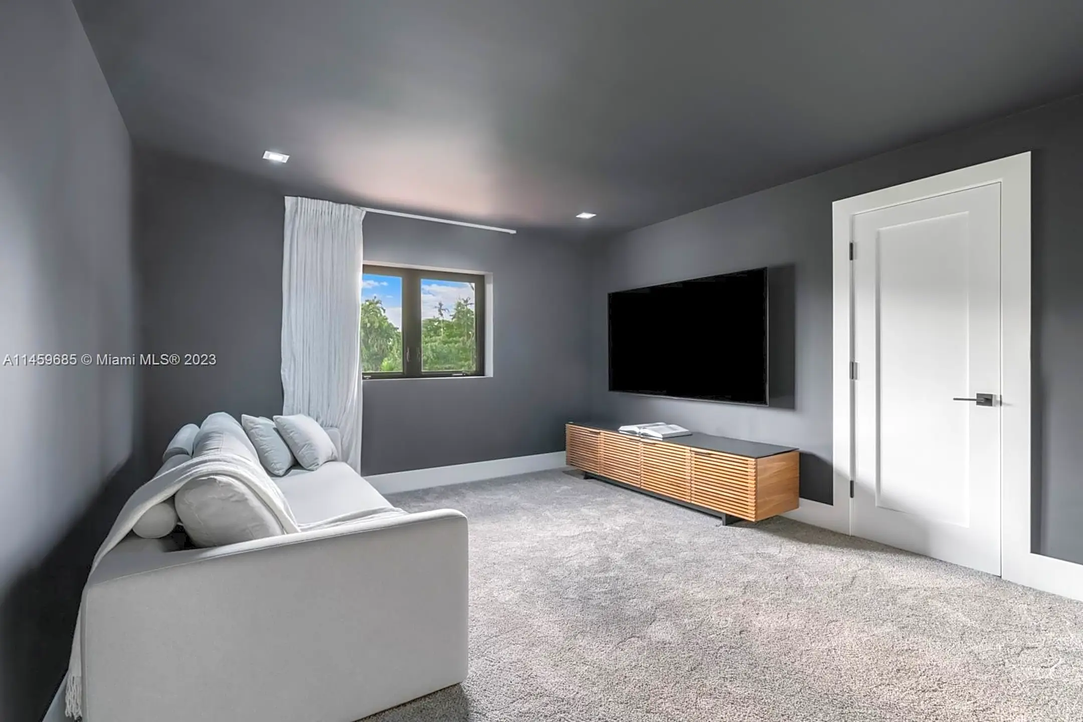 Living Room - 1221 W 48th St - Miami Beach, FL