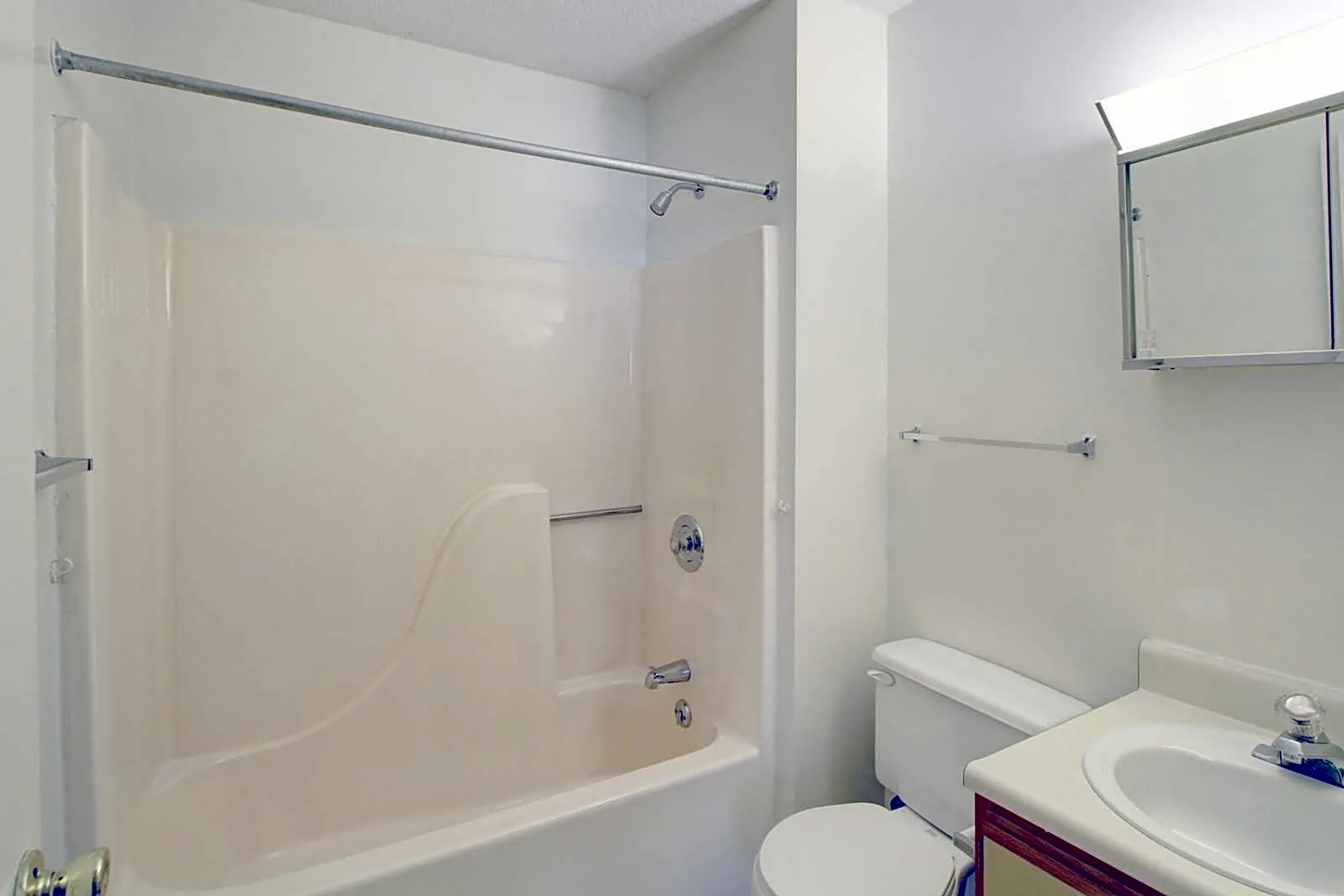 Bathroom - Buckingham Apartments - Elizabethtown, KY