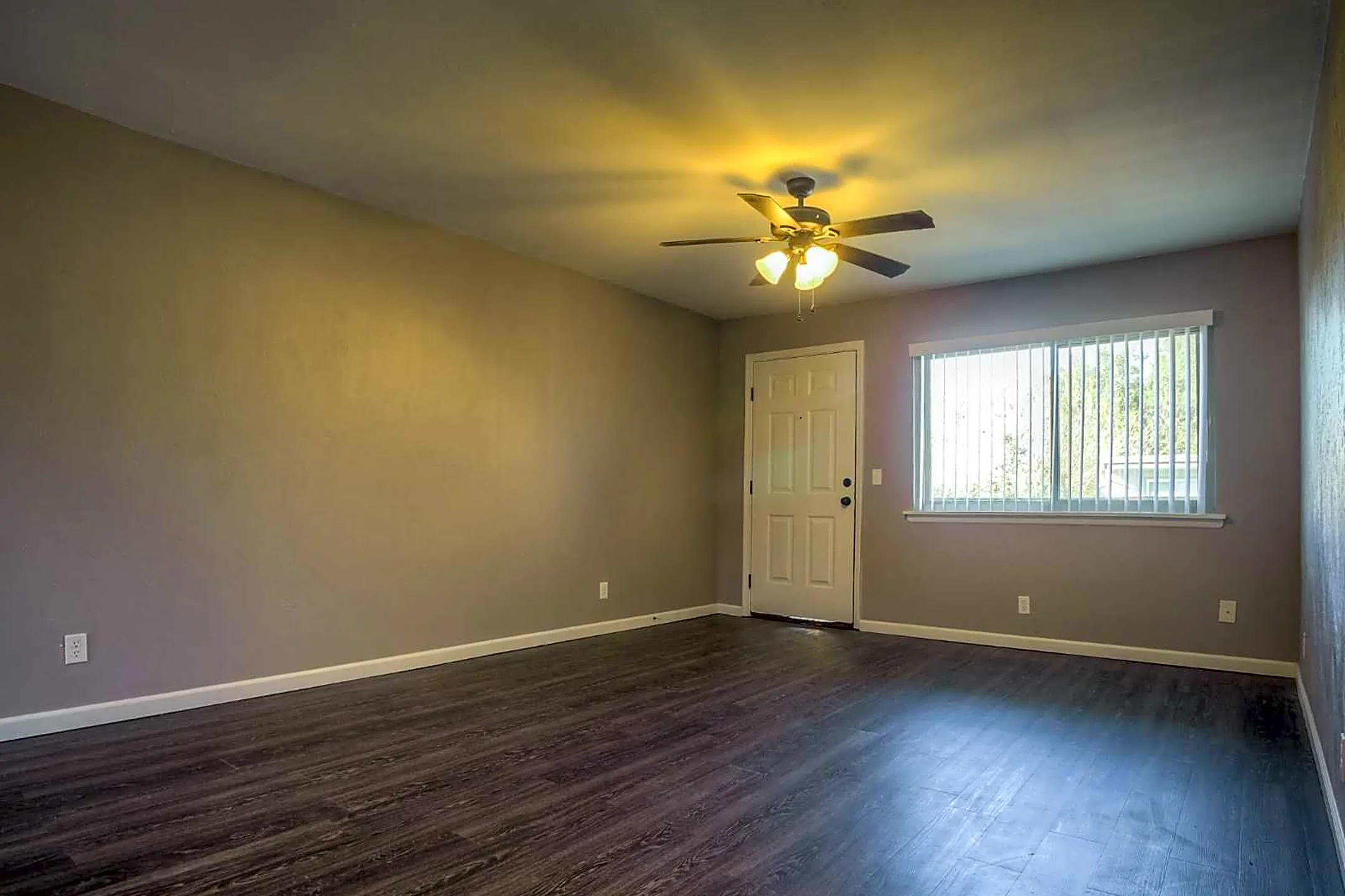 Living Room - 21 Penn Apartments - Oklahoma City, OK