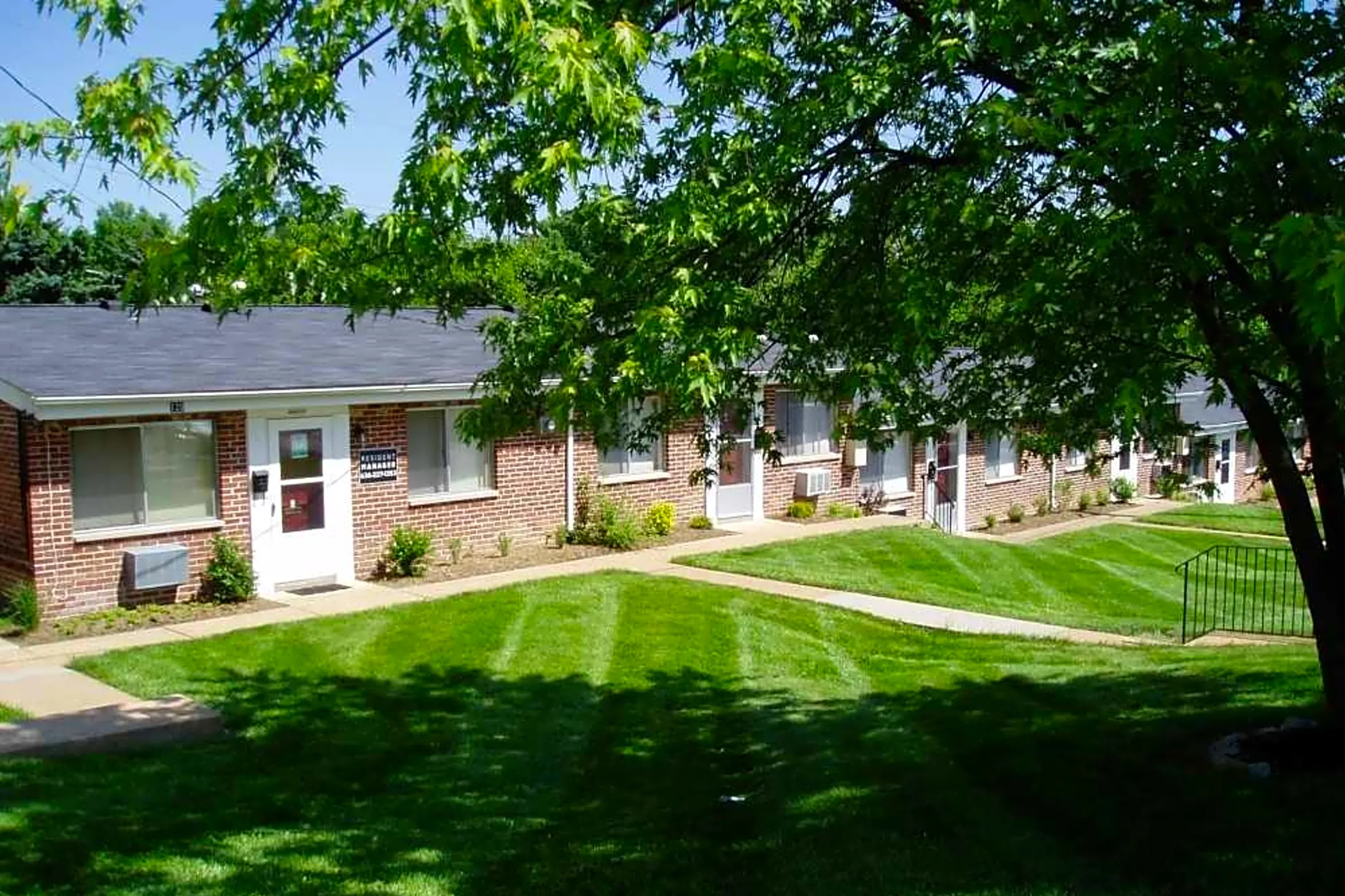 Ballwin Manor Apartments - Ballwin, MO 63021