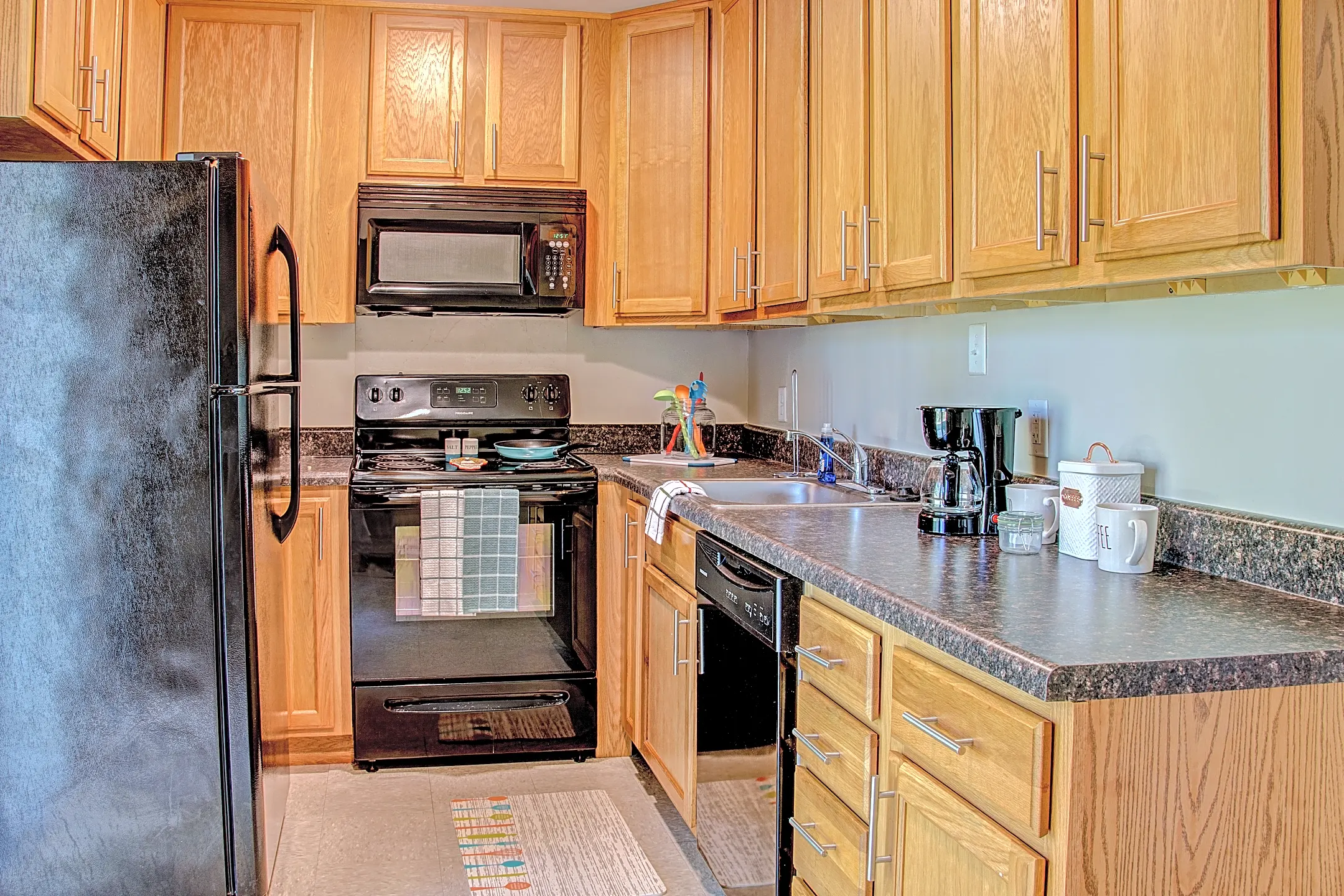 Kitchen - Buckroe Pointe Apartment Townhomes - Hampton, VA