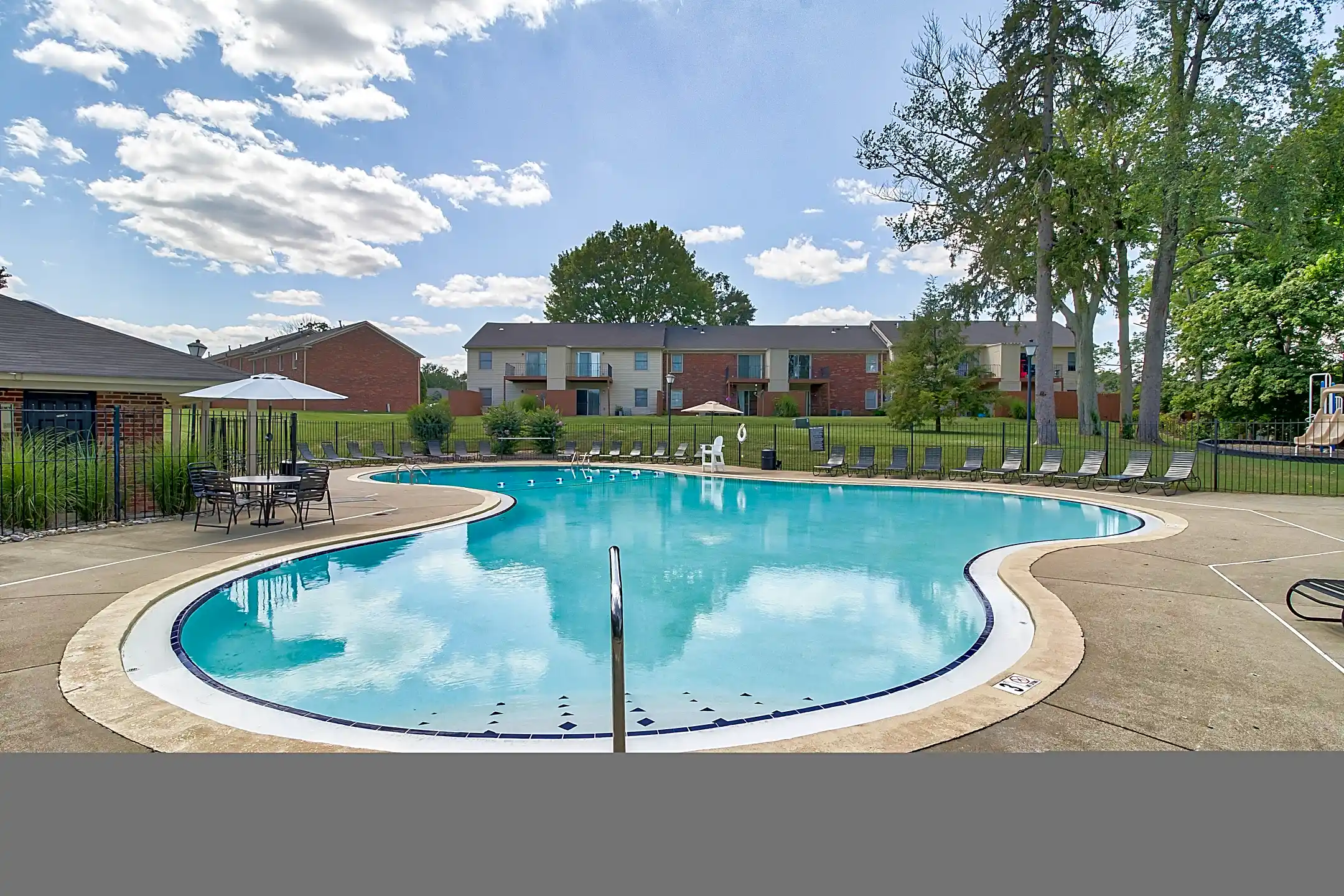 Charlestown Of Douglass Hills 407 Charlestown Ct Louisville, KY