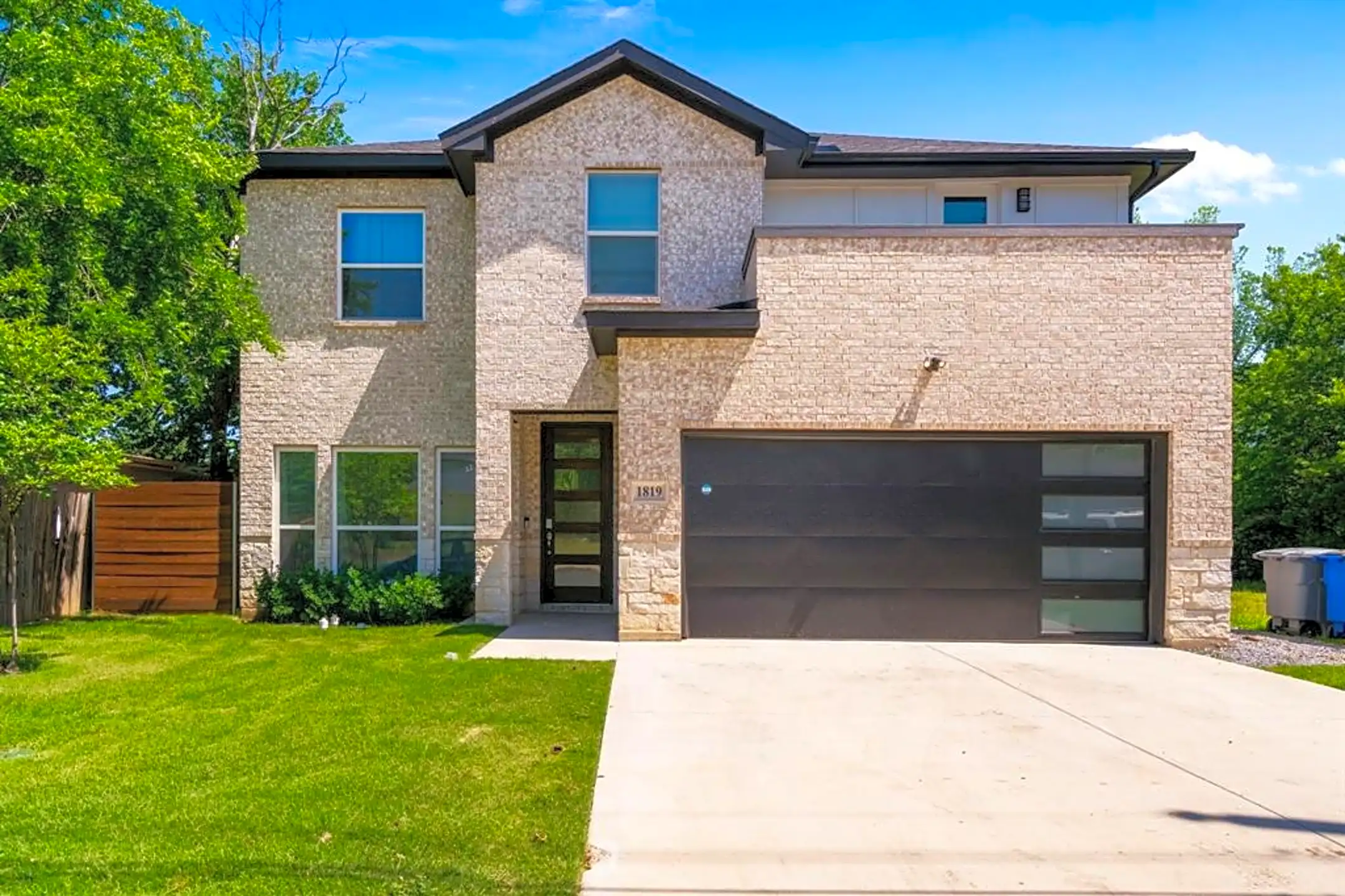 Building - 1819 Dennison St - Dallas, TX