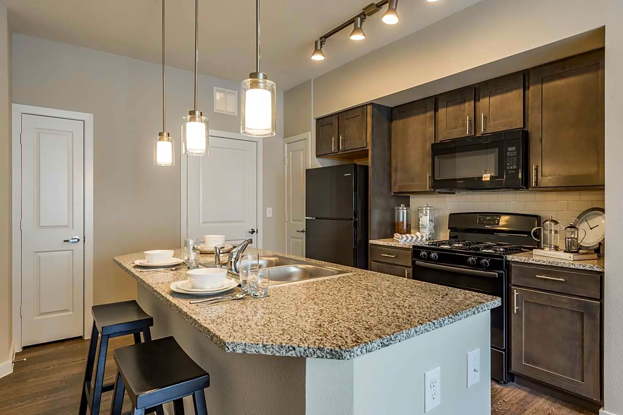 Kitchen - Smart Living On Cullen - Houston, TX