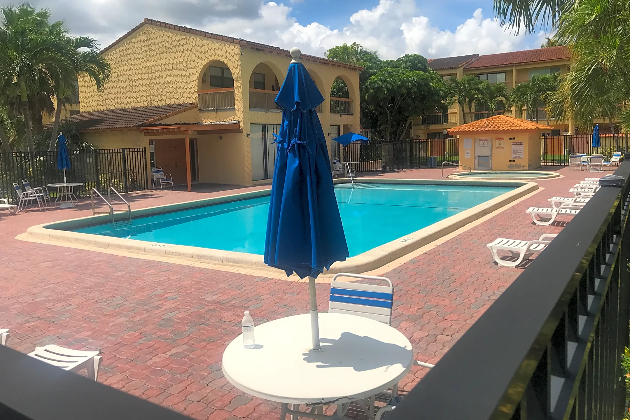 Del Rio Village Townhomes Apartments - Sunrise, FL 33351