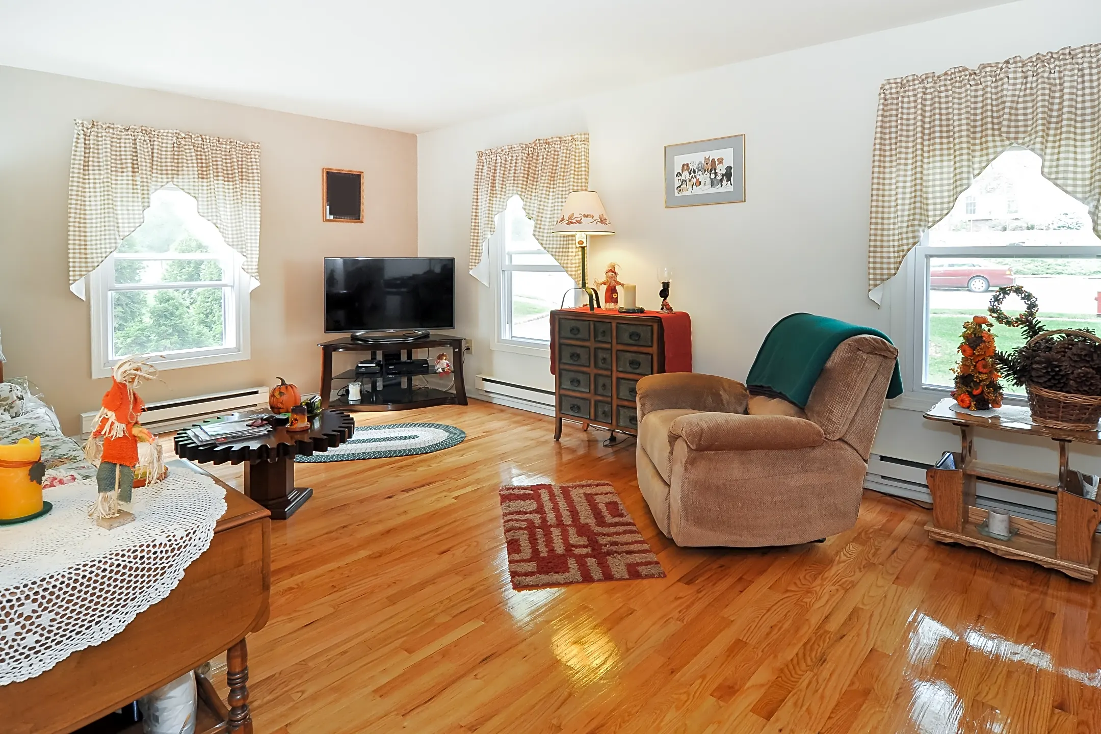Living Room - Olde Forge East Townhouses - Morristown, NJ