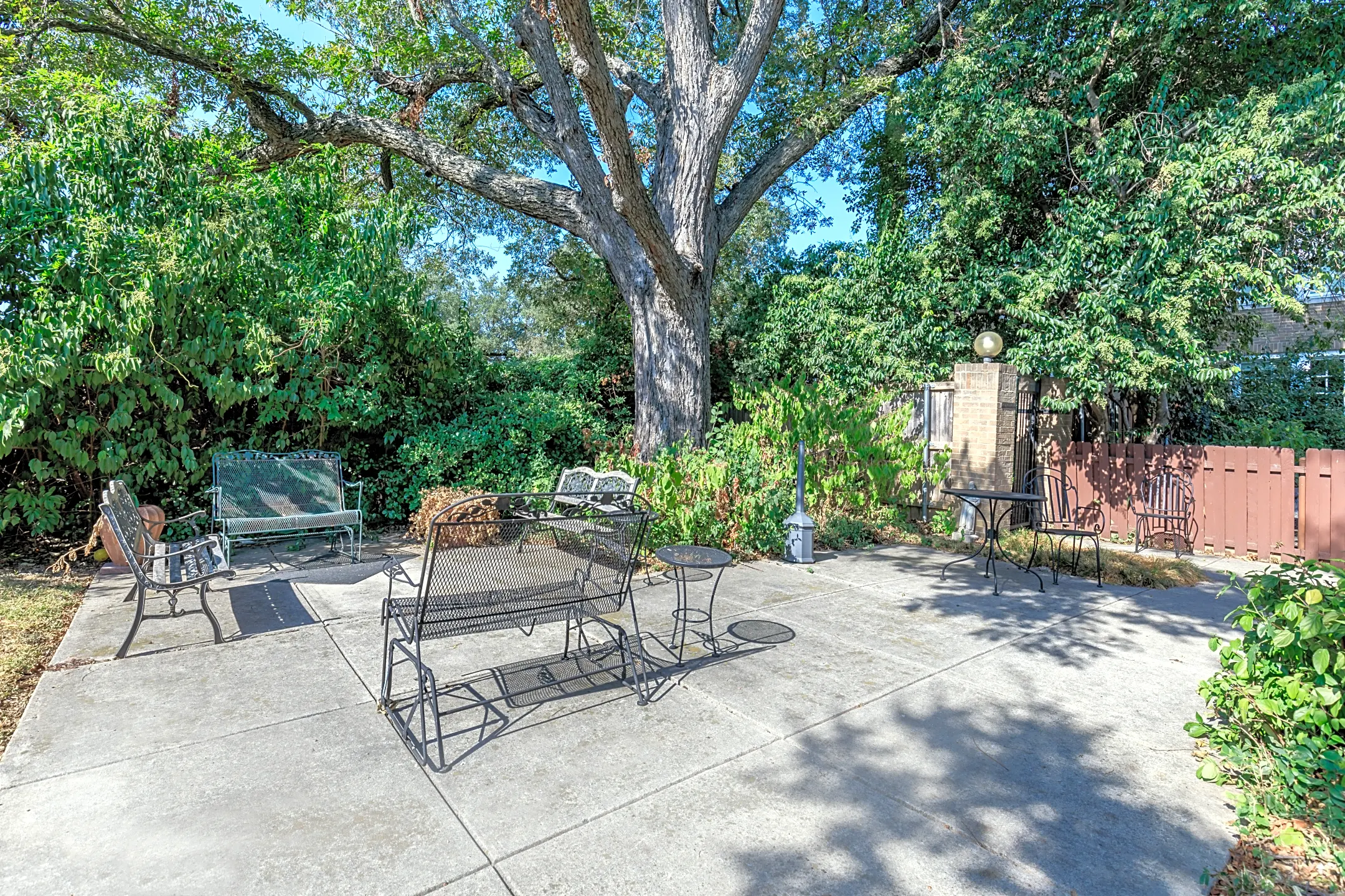 Paradise Gardens Apartments - 1500 N Garrett Ave | Dallas, TX ...