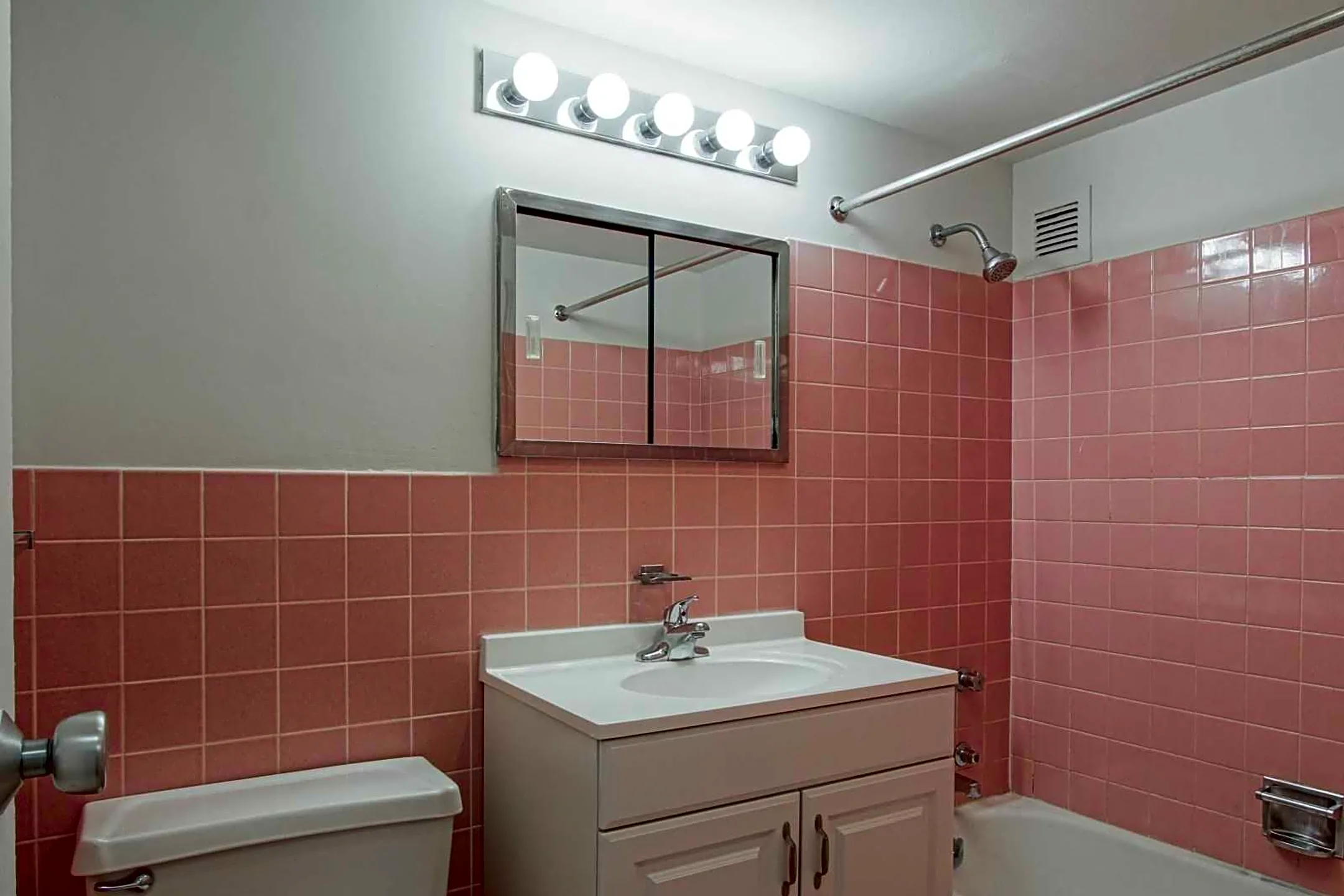 Bathroom - Water View Premier Apartments at the Shoreham. - Lakewood, OH