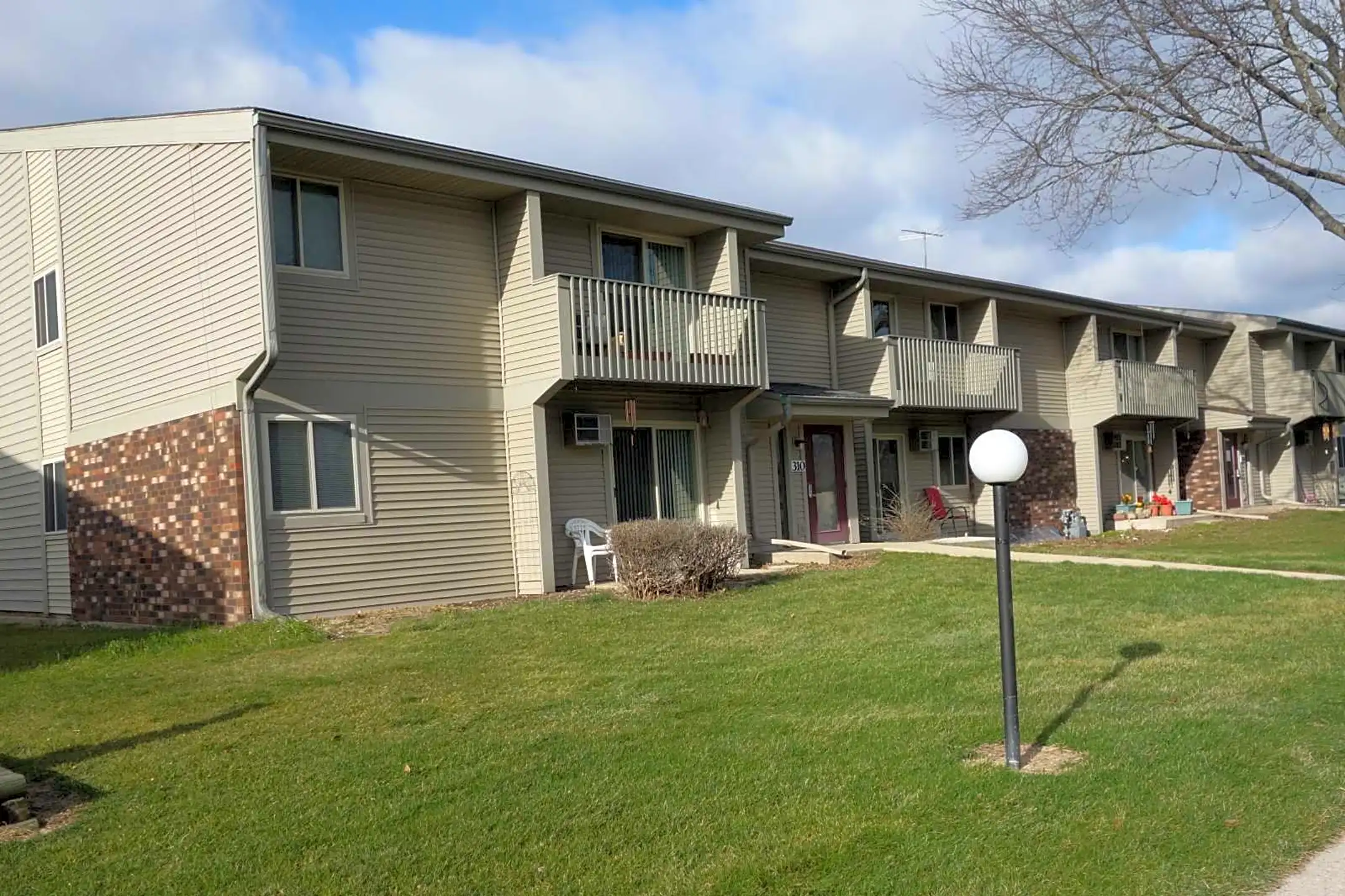 Building - Village Glenn Apartments - Waunakee, WI