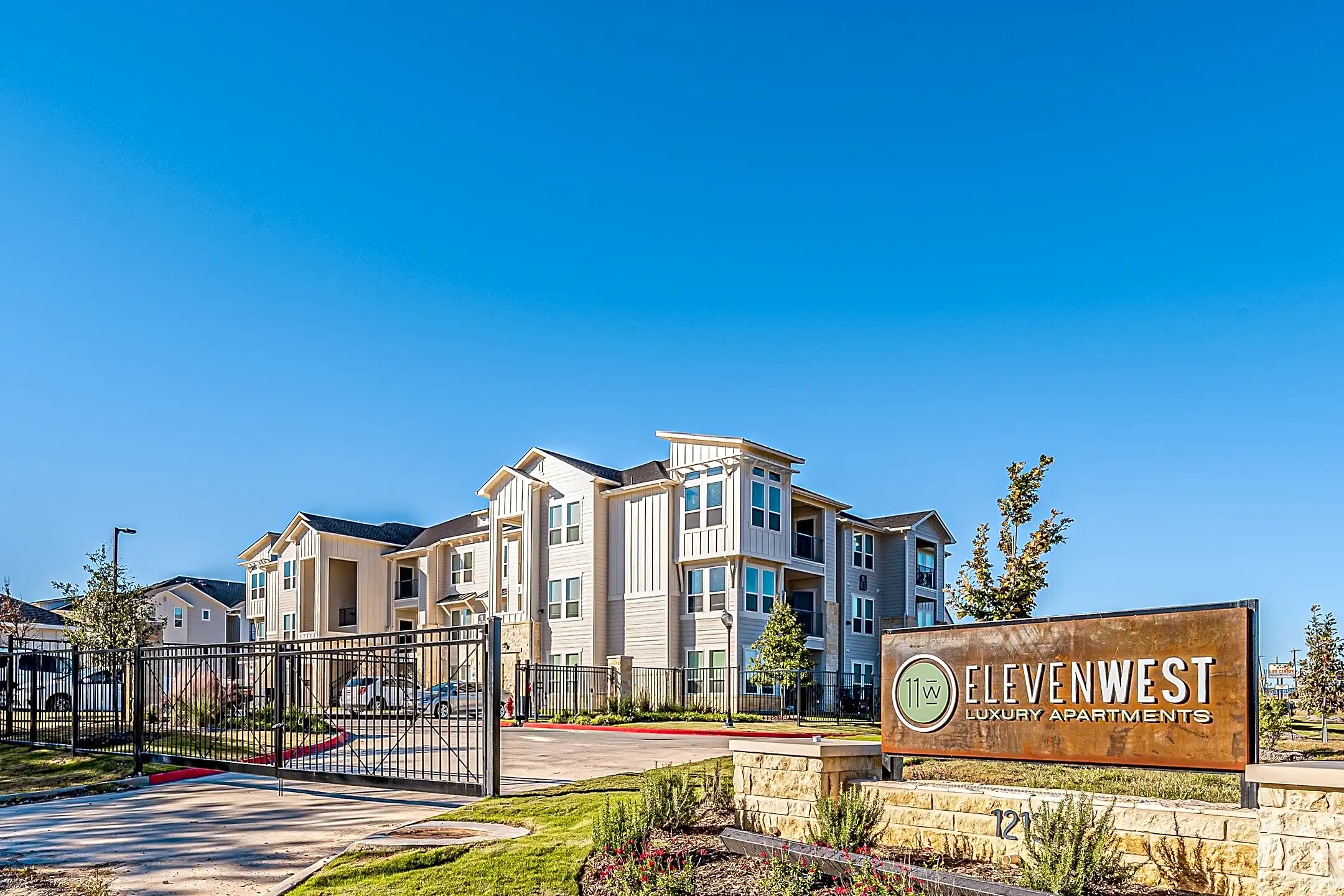 Building - Eleven West Apartment Homes - San Antonio, TX