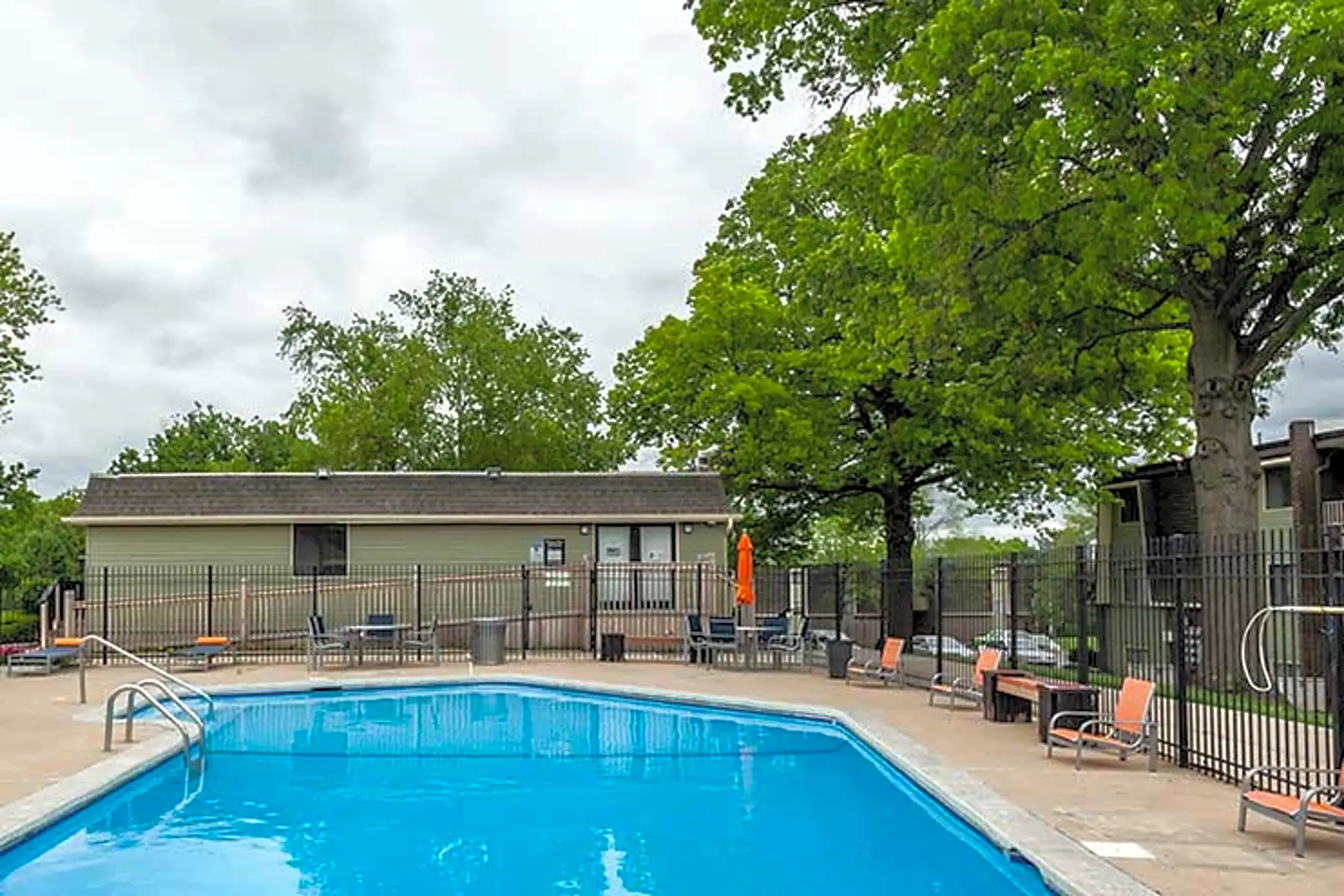 Pool - Flats at Wildwood - Kansas City, MO
