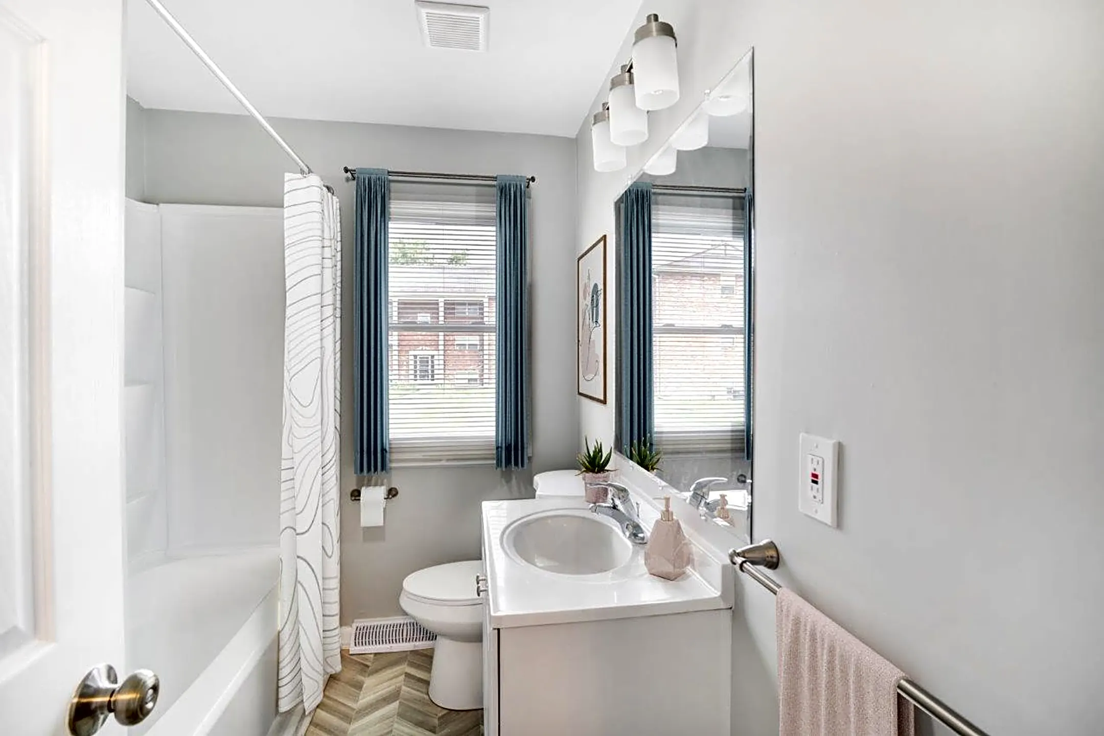 Bathroom - Woodcrest Apartment Homes - Dover, DE