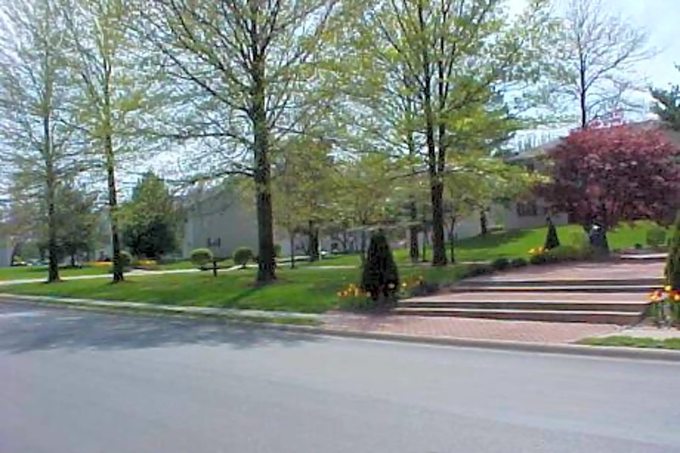 St. Clair Village 409 Carlyle E Belleville, IL Apartments for Rent