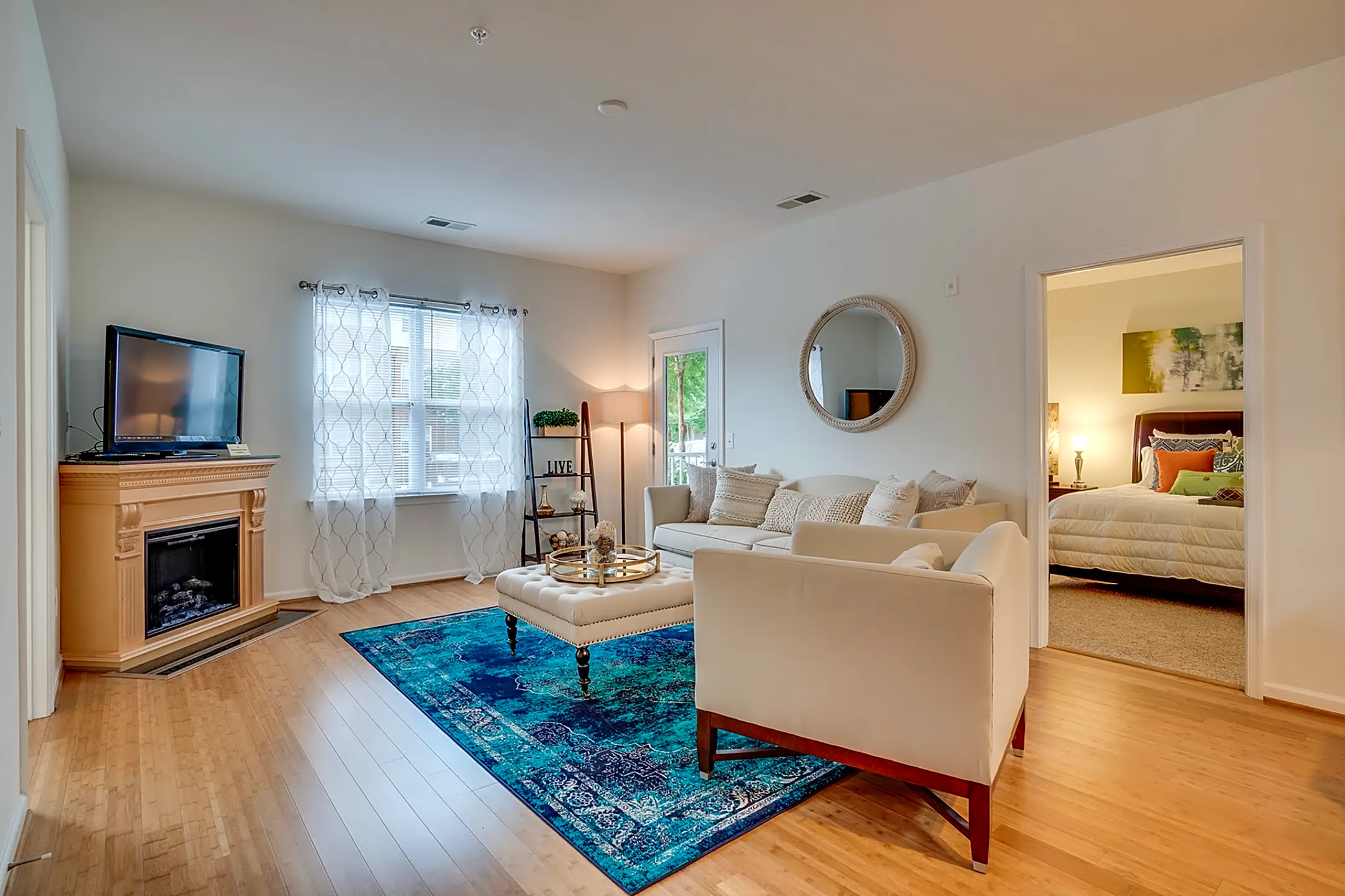 Living Room - White Oak Luxury Apartments - Chester, VA