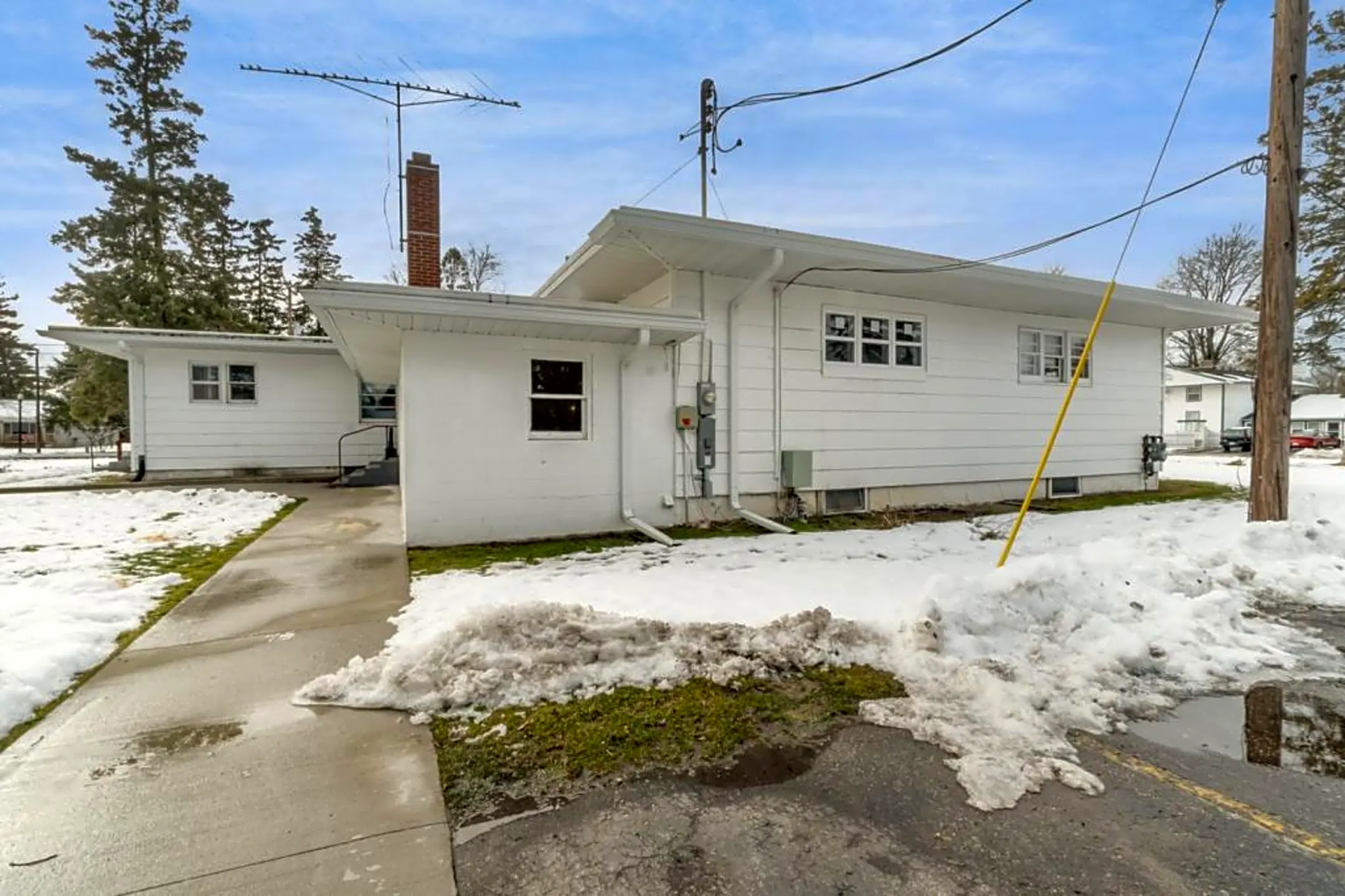 405 E Michigan Ave Apartments Au Gres, MI 48703